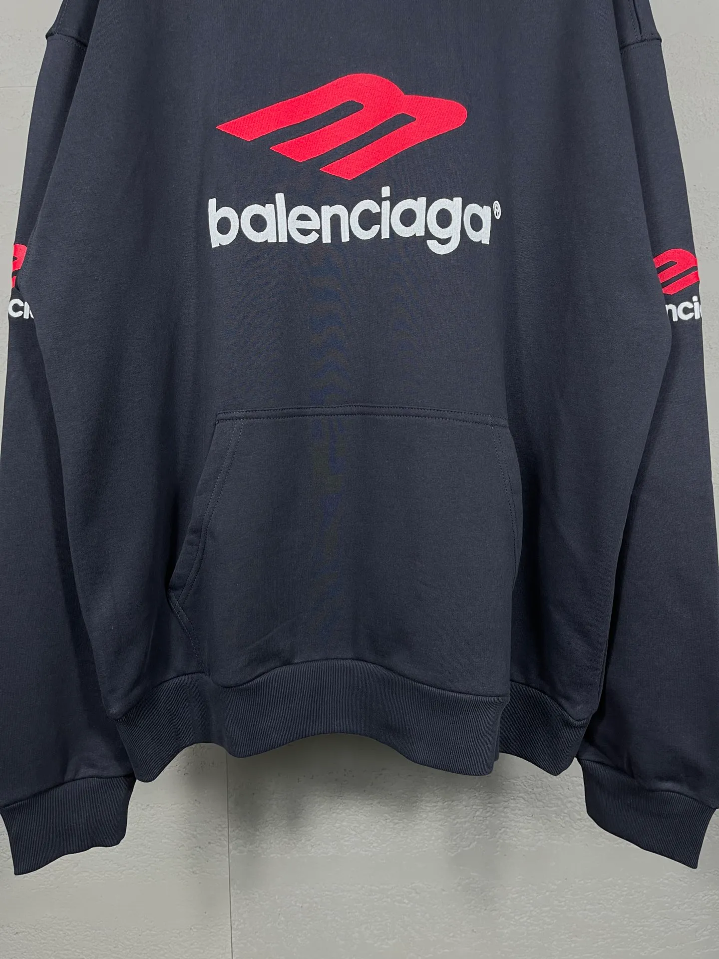 🅿️316 real photos [Top version. Official website quality] BALENCI*GA/Paris BALENCI*GA#2024 latest model, large letter LOGO icon embroidered hooded sweatshirt. Brick cabinet synchronization. Develop and develop genuine products at the first time. Embroidery. All colors are on the same board. Welcome to compare! The fabric is made of Paris ZP custom-woven and dyed cotton double-yarn large parka. The weight is 450 grams. The cloth surface is clean. The cloth pattern is clear. It is soft and comfortable. It has good color fastness and is not easy to change color. The threads are woven and dyed with no color difference. The embroidery is done using an imported Tajima embroidery machine, with a three-dimensional effect and clear lines. There are no burrs and miscellaneous threads, and the embroidery is of ultra-high craftsmanship. The version adopts OS loose shoulder design. Same style for men and women. Code: BL238006 Color: dark blue gray, white Size: XS S M L