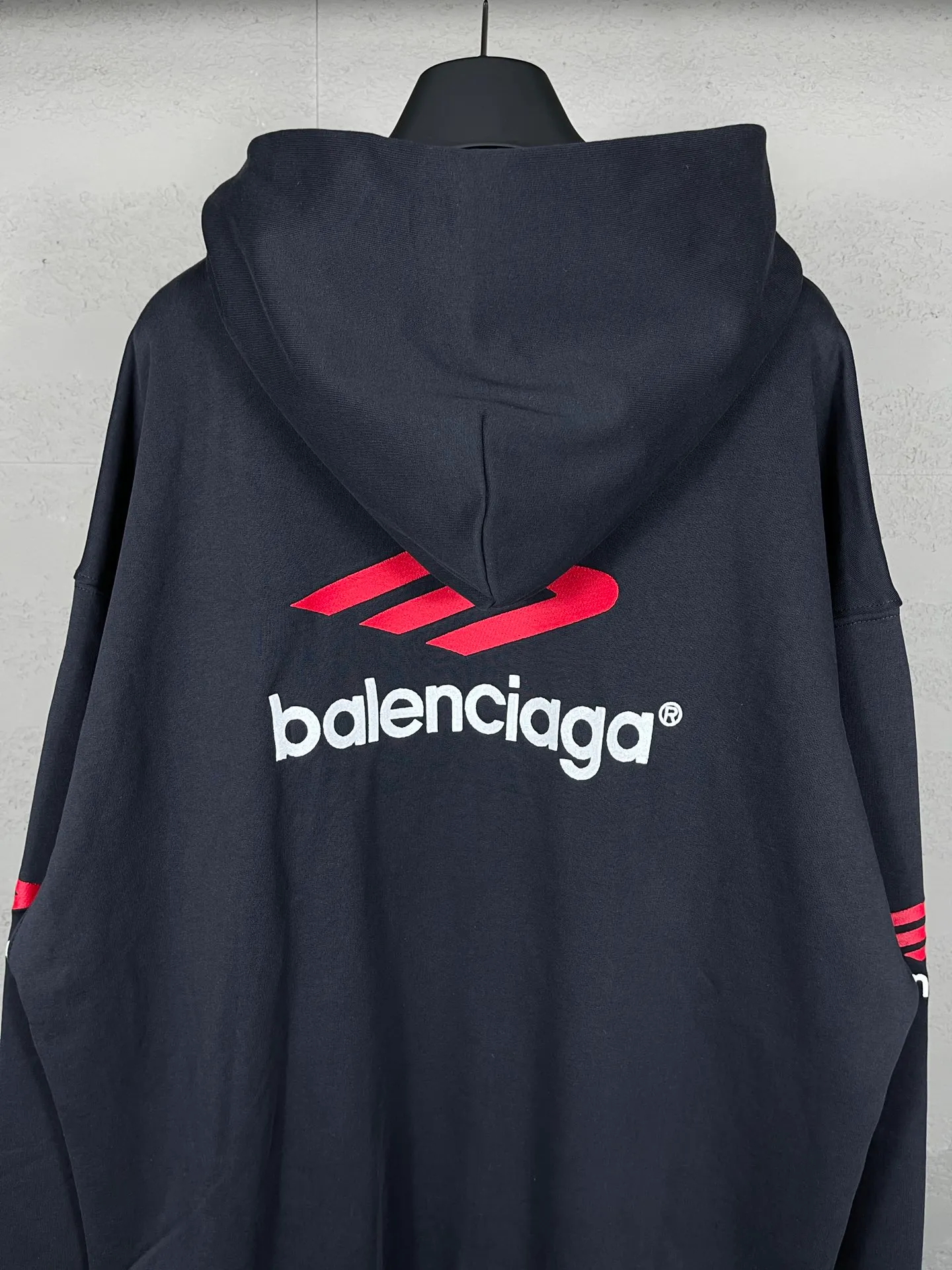🅿️316 real photos [Top version. Official website quality] BALENCI*GA/Paris BALENCI*GA#2024 latest model, large letter LOGO icon embroidered hooded sweatshirt. Brick cabinet synchronization. Develop and develop genuine products at the first time. Embroidery. All colors are on the same board. Welcome to compare! The fabric is made of Paris ZP custom-woven and dyed cotton double-yarn large parka. The weight is 450 grams. The cloth surface is clean. The cloth pattern is clear. It is soft and comfortable. It has good color fastness and is not easy to change color. The threads are woven and dyed with no color difference. The embroidery is done using an imported Tajima embroidery machine, with a three-dimensional effect and clear lines. There are no burrs and miscellaneous threads, and the embroidery is of ultra-high craftsmanship. The version adopts OS loose shoulder design. Same style for men and women. Code: BL238006 Color: dark blue gray, white Size: XS S M L