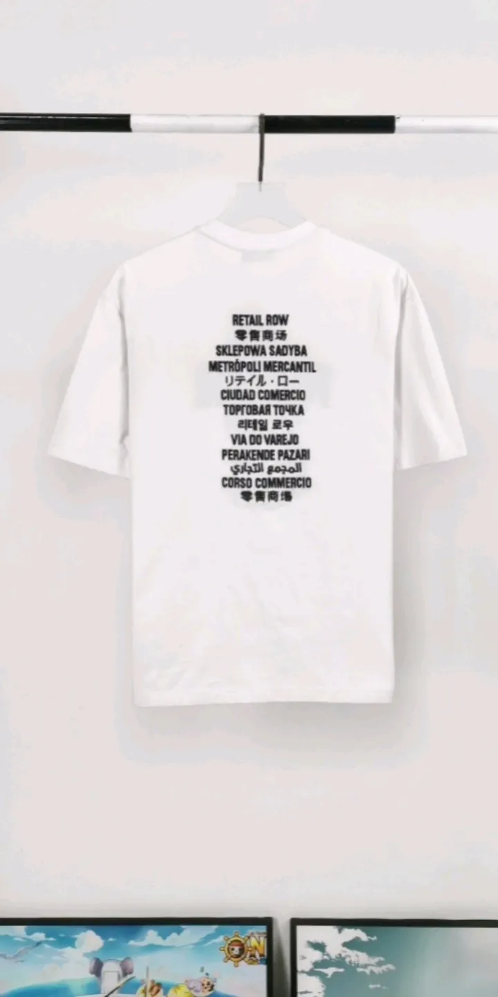 Real shot of the video————The top tested version of BALENCIAGA FORTNITE 10000 needle embroidery for men and women, the same style pure cotton loose short-sleeved T-shirt. The printing on the front and back are all made of 3S cherry blossom thread, and the machine uses Tajima embroidery machine imported from Japan. You can see the accuracy of the embroidery. There are no connecting lines between each letter, and the mold is arranged separately. Each letter/word is a printing group. The thread is cut after being embroidered, and there is absolutely no connecting line to embroider the next group. Therefore, the overall printing is refreshing and clear. The cost is huge, and the front and back printing takes an average of 10 minutes per set. One machine can produce 6 pieces per hour. The fabric is made of 24S 260g double yarn cotton fabric, which is full of drape and has good sweat absorption and breathability. Color: black, red Size: XS-L P:280