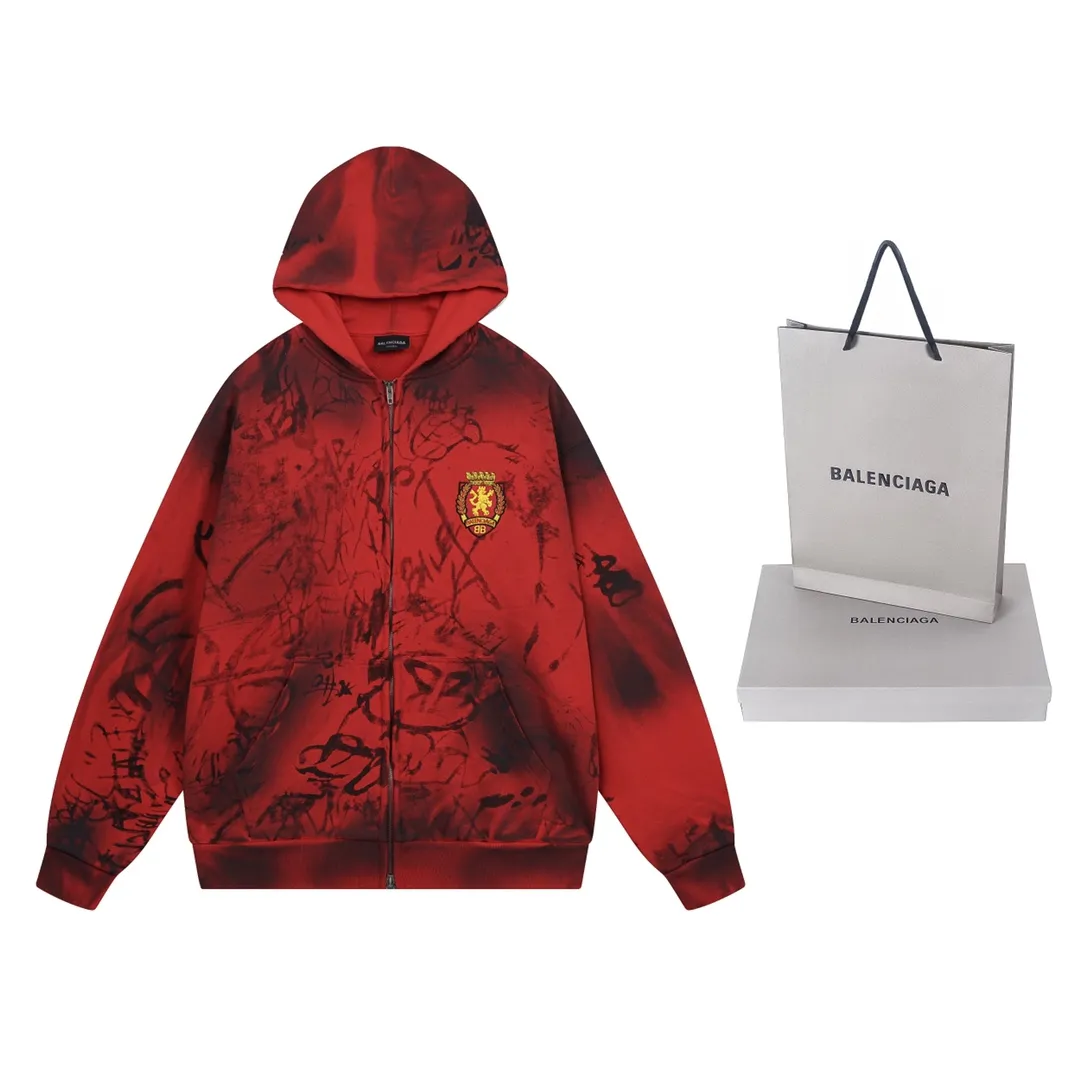 🅿️456 real photos [Top version. Official website quality] BALENCI*GA/Paris co-branded Manchester United. 24 latest. Hand-painted. Worn. Washed. Distressed. Worn. Inkjet painting. Graffiti. Zipper cardigan hooded sweatshirt. The embroidered insignia is heavily tattered. Top-quality board. Comparisons are welcome. The fabric is made of Paris ZP custom-woven and dyed cotton double yarn. Weighing 260 grams, the cloth surface is clean. The cloth pattern is clear, soft and comfortable. The threads are dyed with no color difference. The front pattern embroidery is made with imported machine embroidery. The color of the chapter mark is the same. The embroidery and border are embroidered. The chapter mark is worn and distressed to match the brick cabinet. Ready-made clothes are washed and distressed. Painted with graffiti. The entire piece of clothing is restored with overweight craftsmanship. Jubie market produces pictures based on pictures. Welcome to compare. The version adopts OS loose shoulder design. Same style for men and women. Code: BL238079 Color: gray, red, lake blue Size: XS S M L