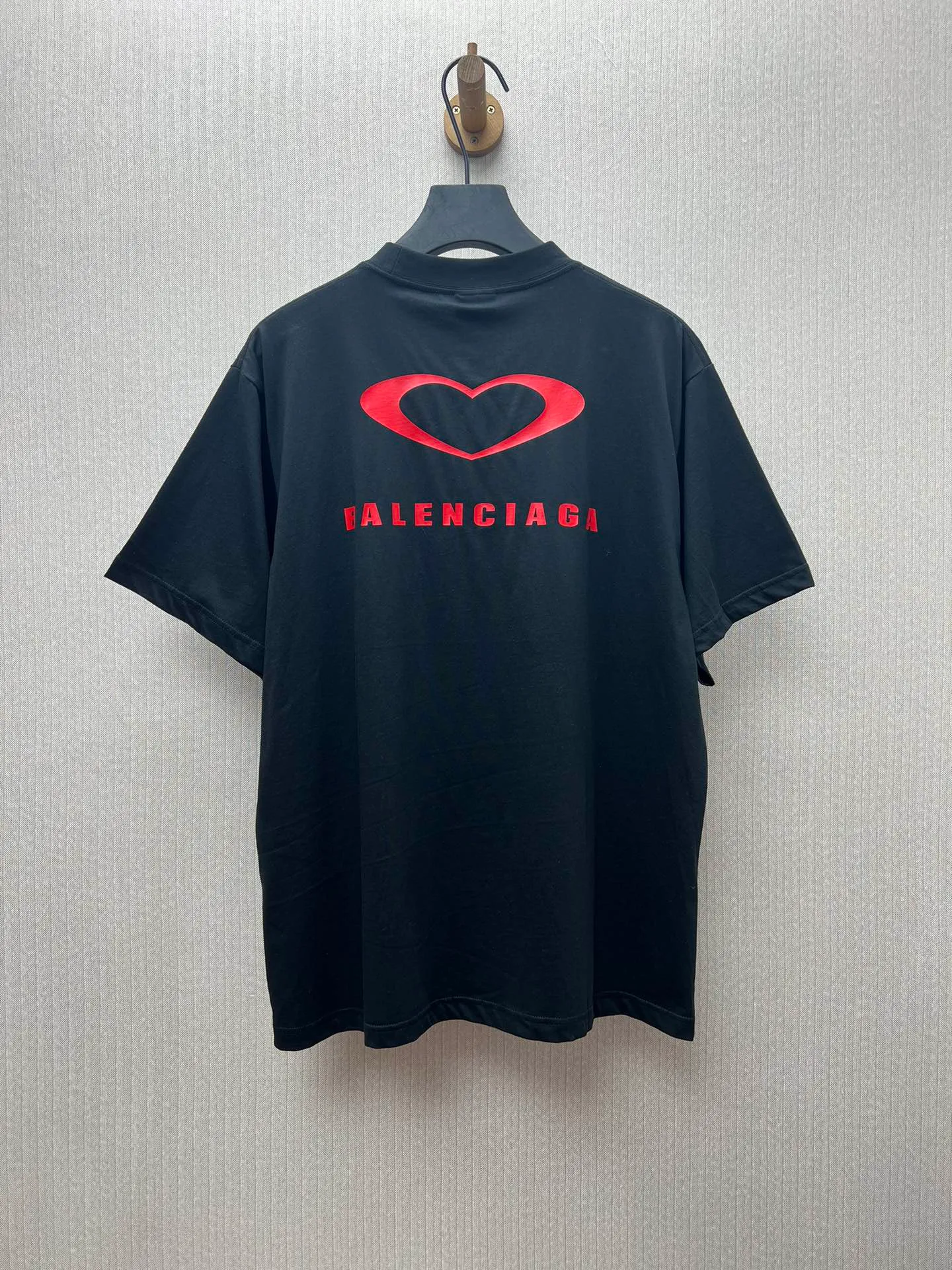 🅿️260 Paris 25ss new men's and women's black jersey medium fit T-shirt, decorated with qixi 25 artwork embroidery on the front and the same print on the back. Size: S.M.L.XL.