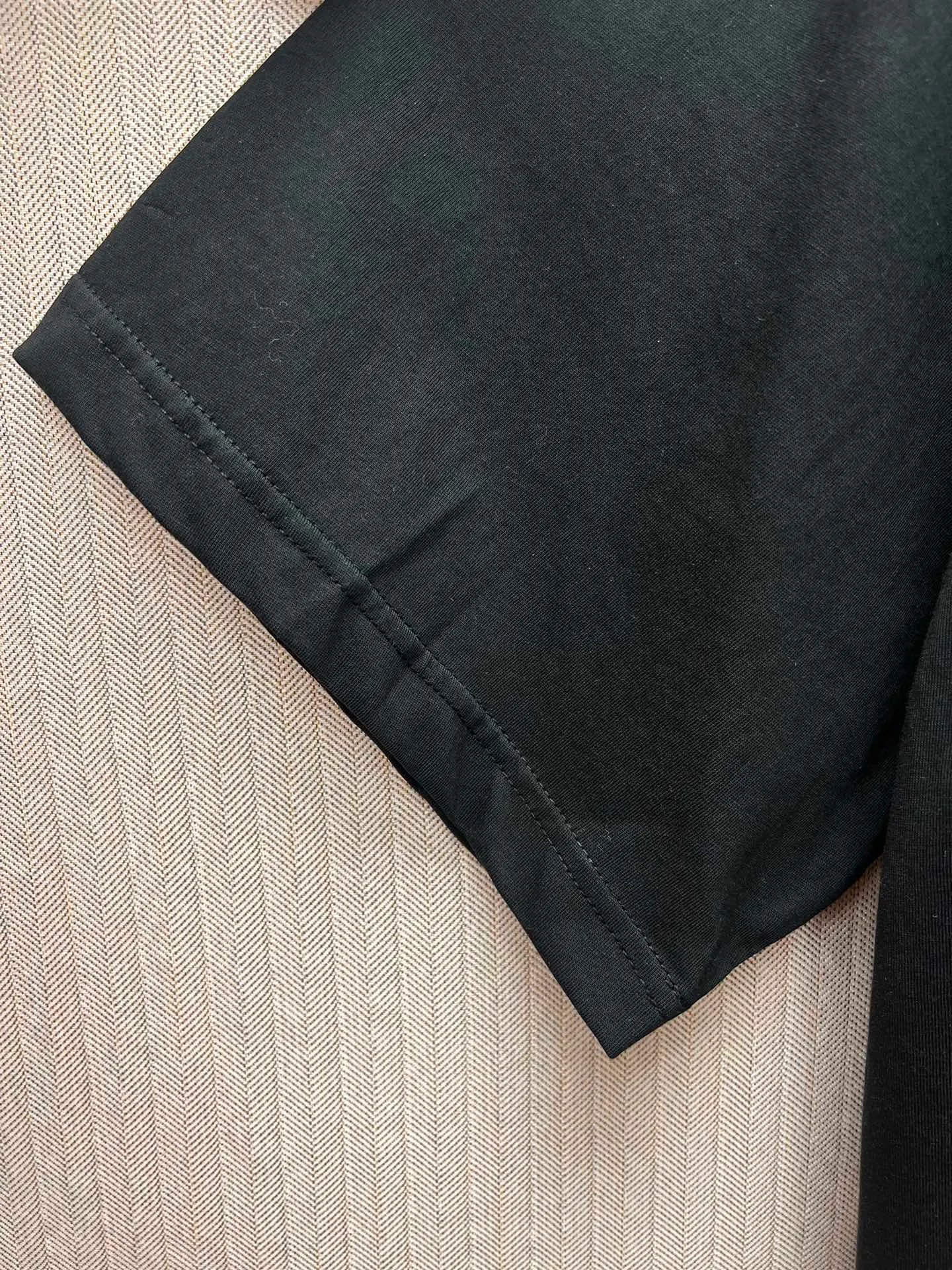 🅿️260 Paris 25ss new men's and women's black jersey medium fit T-shirt, decorated with qixi 25 artwork embroidery on the front and the same print on the back. Size: S.M.L.XL.