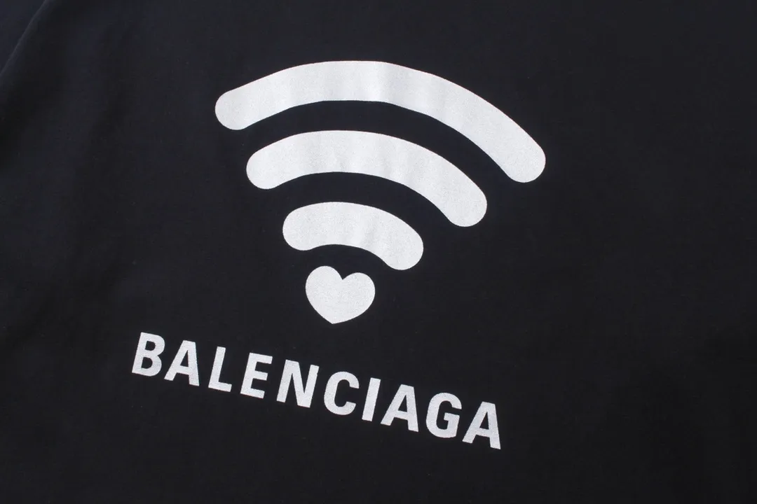 🅿️166 detailed pictures [Top version. Official website quality] BALENCI*GA/Paris. 2024 limited edition. 520 limited WI-FI catwalk style printed short-sleeved T-shirt. Brick cabinet synchronization. Genuine product developed at the first time, happy to print and compare! The fabric is made of Paris ZP custom-woven and dyed cotton double yarn. Weighing 260 grams, the cloth surface is clean. The cloth pattern is clear, soft and comfortable. The threads are dyed with no color difference. The printing uses environmentally friendly imported materials. The letters are clear and the effect is three-dimensional. The version adopts OS loose shoulder design. Same style for men and women. Code: BL223368 Color: black. Off-white Size: XS to L