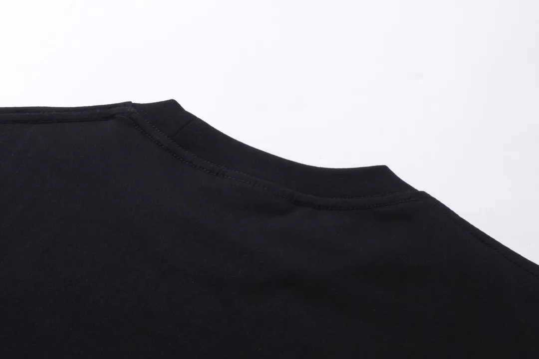 🅿️166 detailed pictures [Top version. Official website quality] BALENCI*GA/Paris. 2024 limited edition. 520 limited WI-FI catwalk style printed short-sleeved T-shirt. Brick cabinet synchronization. Genuine product developed at the first time, happy to print and compare! The fabric is made of Paris ZP custom-woven and dyed cotton double yarn. Weighing 260 grams, the cloth surface is clean. The cloth pattern is clear, soft and comfortable. The threads are dyed with no color difference. The printing uses environmentally friendly imported materials. The letters are clear and the effect is three-dimensional. The version adopts OS loose shoulder design. Same style for men and women. Code: BL223368 Color: black. Off-white Size: XS to L