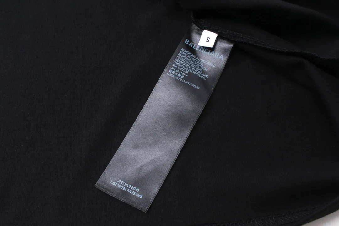 🅿️166 detailed pictures [Top version. Official website quality] BALENCI*GA/Paris. 2024 limited edition. 520 limited WI-FI catwalk style printed short-sleeved T-shirt. Brick cabinet synchronization. Genuine product developed at the first time, happy to print and compare! The fabric is made of Paris ZP custom-woven and dyed cotton double yarn. Weighing 260 grams, the cloth surface is clean. The cloth pattern is clear, soft and comfortable. The threads are dyed with no color difference. The printing uses environmentally friendly imported materials. The letters are clear and the effect is three-dimensional. The version adopts OS loose shoulder design. Same style for men and women. Code: BL223368 Color: black. Off-white Size: XS to L