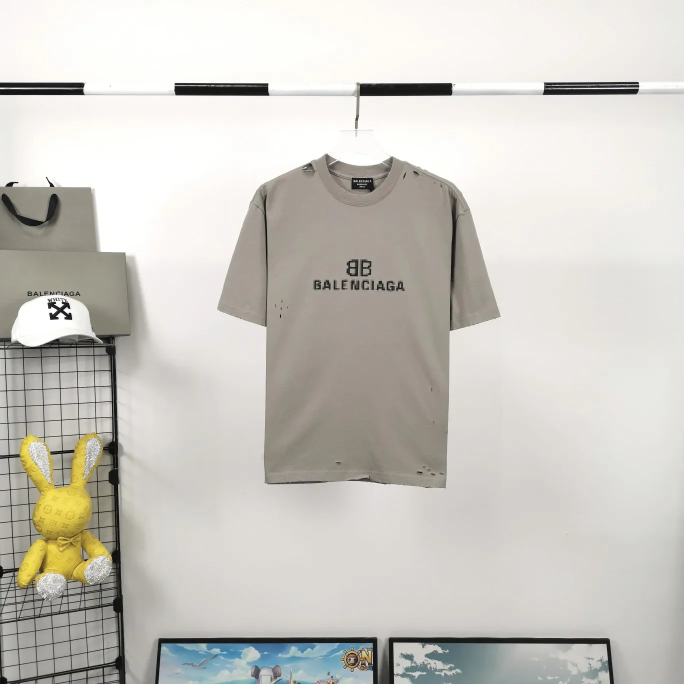 [New arrival] Top tested version Balenciaga 22S early spring new style fashion hole phantom mosaic loose short-sleeved T-shirt with blurred letters for men and women. Customized original version of 260g 32-count double-ply fabric. The fabric density is extremely high. The chest is printed with digital direct injection, which has a blurred mathematical pattern dizzy effect. It restores the hazy gradient phantom printing of the English "Balenciaga" on the chest without any difference. The intercalated gray is a yarn-dyed fabric, and the yarn is dyed first and then woven. Feel free to compare.  The fabric necklines are all artificially drilled and distressed by hand. There are laser holes on the chest and back to ensure that the fabric will not wrinkle or deform when holes are made.  Size: XS-L P: 260