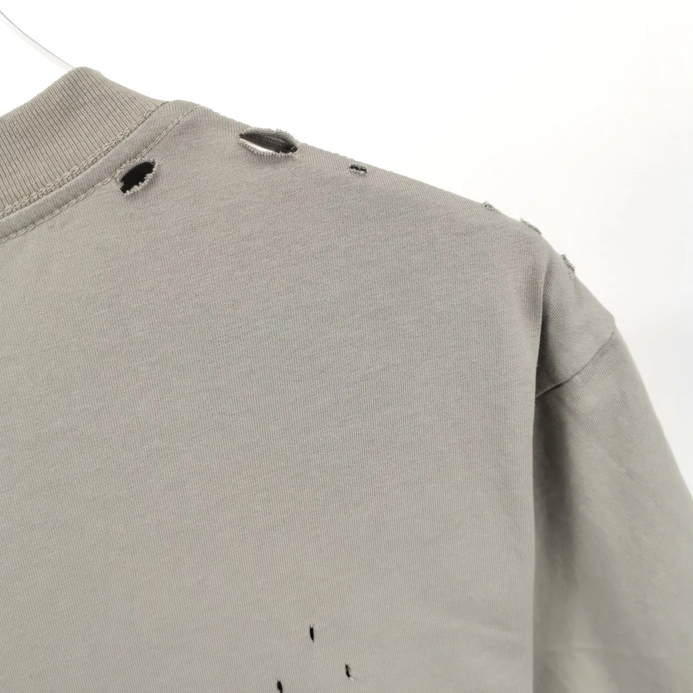 [New arrival] Top tested version Balenciaga 22S early spring new style fashion hole phantom mosaic loose short-sleeved T-shirt with blurred letters for men and women. Customized original version of 260g 32-count double-ply fabric. The fabric density is extremely high. The chest is printed with digital direct injection, which has a blurred mathematical pattern dizzy effect. It restores the hazy gradient phantom printing of the English "Balenciaga" on the chest without any difference. The intercalated gray is a yarn-dyed fabric, and the yarn is dyed first and then woven. Feel free to compare.  The fabric necklines are all artificially drilled and distressed by hand. There are laser holes on the chest and back to ensure that the fabric will not wrinkle or deform when holes are made.  Size: XS-L P: 260