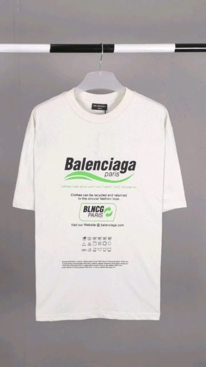 Real shot of the video————The top tested version of Balenciaga’s eco-friendly logo arrow three-color loose breathable cotton short-sleeved T-shirt BLCG is one of the most influential brands in the fashion industry. Founded in 1919 by Cristóbal Balenciaga and settled in Paris in 1936, he led many important fashion movements between 1930 and 1968. The representative ready-to-wear series reflects the identity of the brand - Fabric: Made of 32-count double yarn, 260-gram weight fabric, imported knitted needle carded cotton, with moderate thickness, drape and contour - The front printing screen plate is hand-printed, and the 3D full-color scanned pattern is made into film to ensure the highest degree of printing pattern restoration. The upper and lower LOGO printing has a strong touch texture. The printing material uses environmentally friendly active water slurry and anti-sublimation liquid as the base. The garment is resistant to washing and does not desizing. Color: off-white, fluorescent yellow, navy blue Size: XS-L P:250