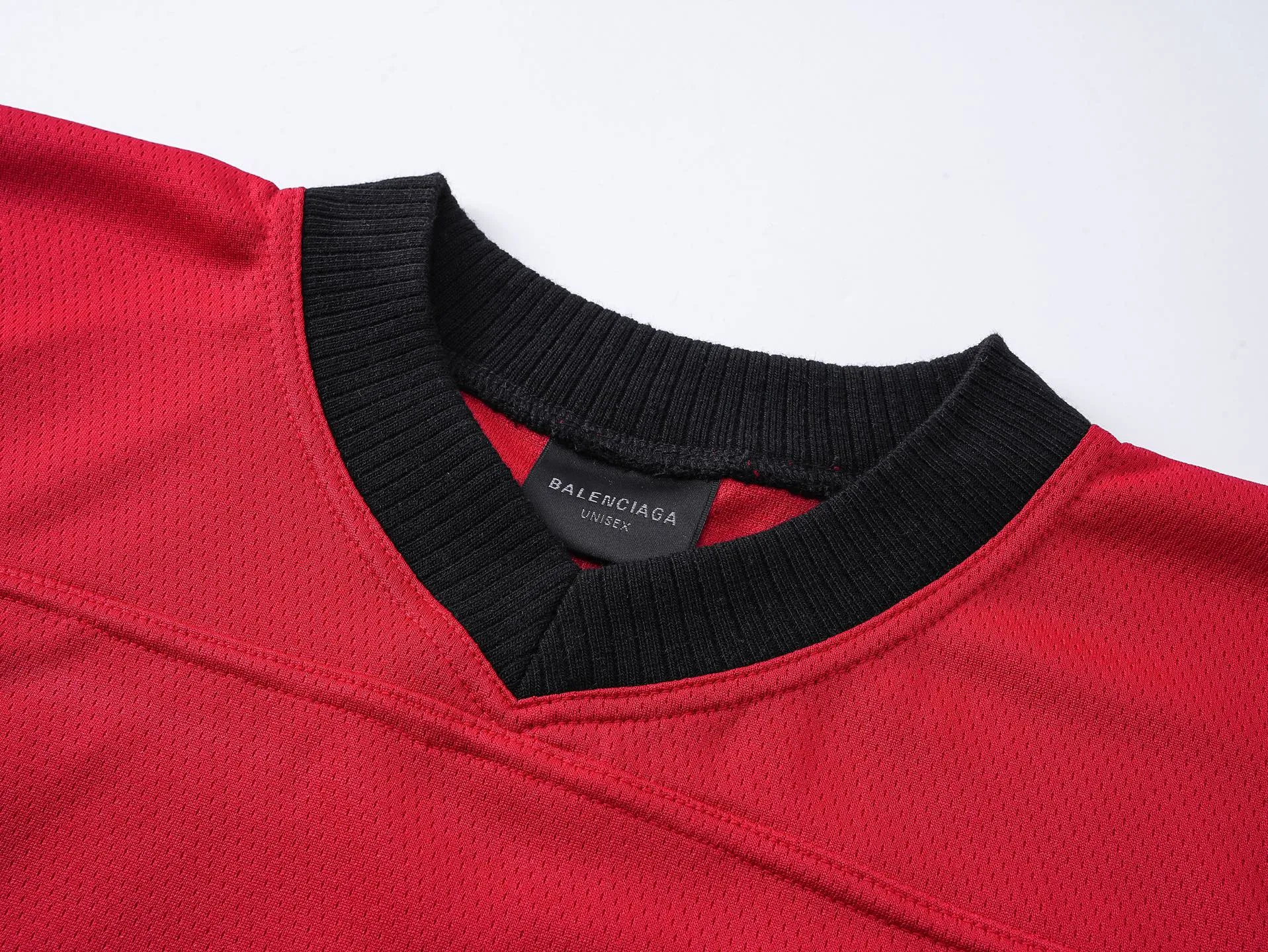 🅿️210 Actual pictures [Top version. Official website quality] BALENCI*GA/Paris double ring LOGO printed back No. 25 short-sleeved jersey. The collar adopts computer laser rib top collar, no shoulder seams, and extra-heavy craftsmanship. SS25 latest model. Research and development at the first time, different market currencies. Comparisons welcome. The fabric is made of custom-woven sports fabric that absorbs moisture and is comfortable and dry. Whether you are doing sports or fitness or going out on the street every day, you can easily become the center of attention. Stretch ribbing at neckline. Weighing 220 grams, the cloth surface is clean. The cloth pattern is clear, soft and comfortable. The threads are dyed with no color difference. The printing uses imported environmentally friendly rubber paddles, and the pattern letters are clear, three-dimensional and without burrs. Jubie market produces pictures based on pictures. Welcome to compare. The version adopts OS loose shoulder design. Same style for men and women. Code: BL253735 Color: black, red Size: XS S M L
