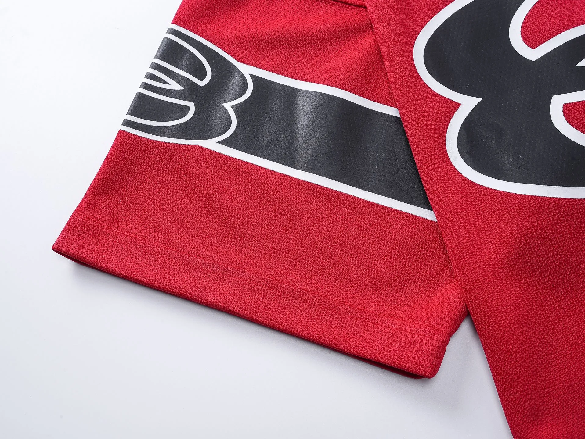 🅿️210 Actual pictures [Top version. Official website quality] BALENCI*GA/Paris double ring LOGO printed back No. 25 short-sleeved jersey. The collar adopts computer laser rib top collar, no shoulder seams, and extra-heavy craftsmanship. SS25 latest model. Research and development at the first time, different market currencies. Comparisons welcome. The fabric is made of custom-woven sports fabric that absorbs moisture and is comfortable and dry. Whether you are doing sports or fitness or going out on the street every day, you can easily become the center of attention. Stretch ribbing at neckline. Weighing 220 grams, the cloth surface is clean. The cloth pattern is clear, soft and comfortable. The threads are dyed with no color difference. The printing uses imported environmentally friendly rubber paddles, and the pattern letters are clear, three-dimensional and without burrs. Jubie market produces pictures based on pictures. Welcome to compare. The version adopts OS loose shoulder design. Same style for men and women. Code: BL253735 Color: black, red Size: XS S M L