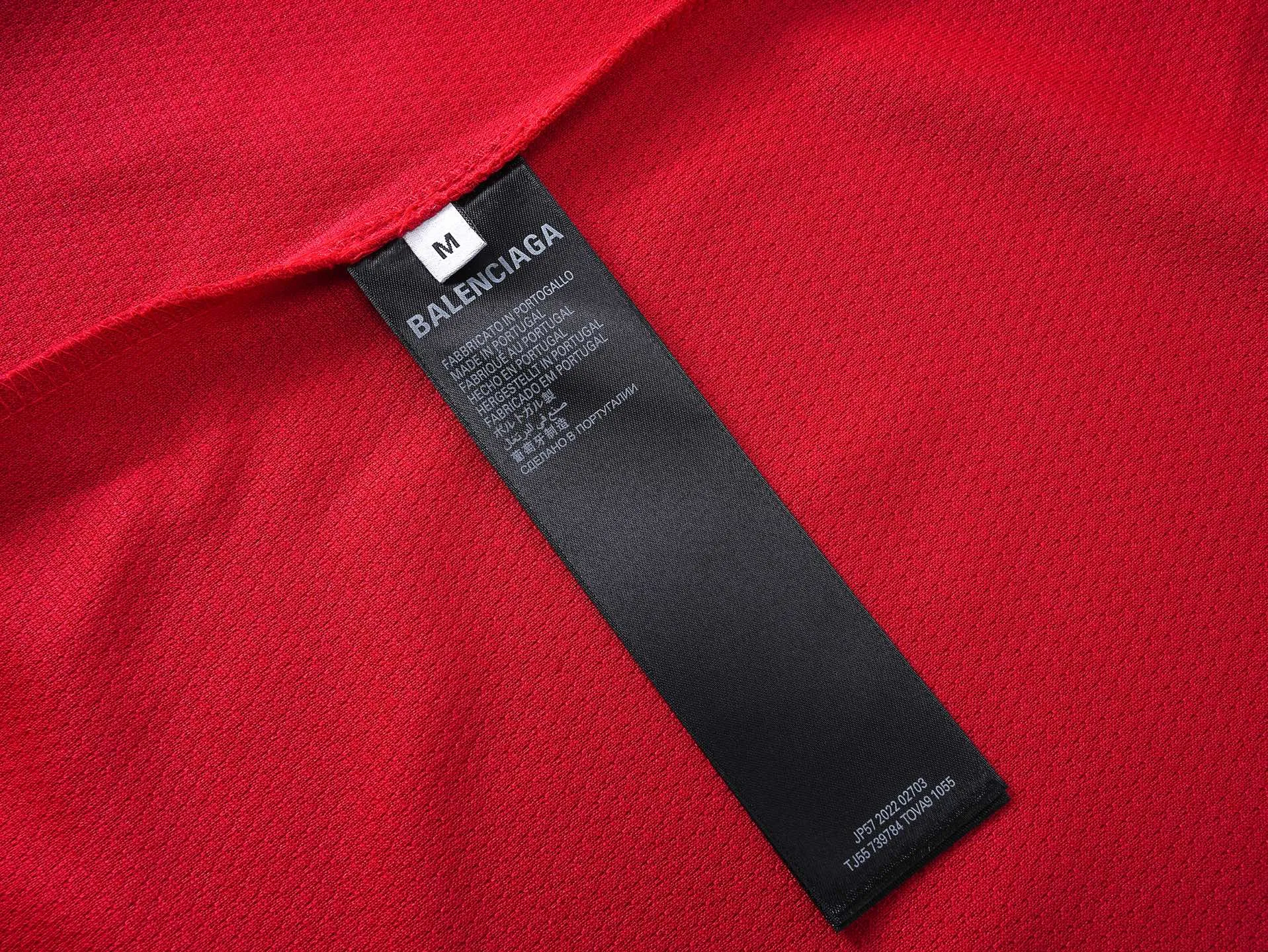 🅿️210 Actual pictures [Top version. Official website quality] BALENCI*GA/Paris double ring LOGO printed back No. 25 short-sleeved jersey. The collar adopts computer laser rib top collar, no shoulder seams, and extra-heavy craftsmanship. SS25 latest model. Research and development at the first time, different market currencies. Comparisons welcome. The fabric is made of custom-woven sports fabric that absorbs moisture and is comfortable and dry. Whether you are doing sports or fitness or going out on the street every day, you can easily become the center of attention. Stretch ribbing at neckline. Weighing 220 grams, the cloth surface is clean. The cloth pattern is clear, soft and comfortable. The threads are dyed with no color difference. The printing uses imported environmentally friendly rubber paddles, and the pattern letters are clear, three-dimensional and without burrs. Jubie market produces pictures based on pictures. Welcome to compare. The version adopts OS loose shoulder design. Same style for men and women. Code: BL253735 Color: black, red Size: XS S M L