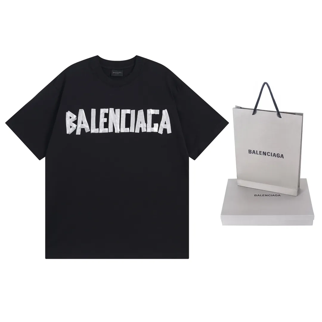 🅿️194 Detailed picture [Top version. Official website quality] BALENCI*GA/Paris. 24ss latest classic model. Tape pulp printing. Ready-to-wear washed and frayed short-sleeved T-shirt. Brick cabinet synchronization. The fabric is made of Paris ZP custom-woven and dyed 100% cotton double yarn compact cotton. The weight is 260 grams, the cloth surface is clean. The cloth pattern is clear, soft and comfortable, and the thread is dyed with no color difference. The classic pattern is printed with environmentally friendly imported materials, and the tape pattern is glued. The letters are clear and the effect is three-dimensional. Restored brick cabinet. The garments were washed and aged, and polished by many hands. Produced by ultra-heavy craftsmanship, the market currency is very different, welcome to compare. The version adopts OS loose shoulder design. The same style for men and women. Code: BL223383 Color: black blue, plum red, khaki Size: XS S M L