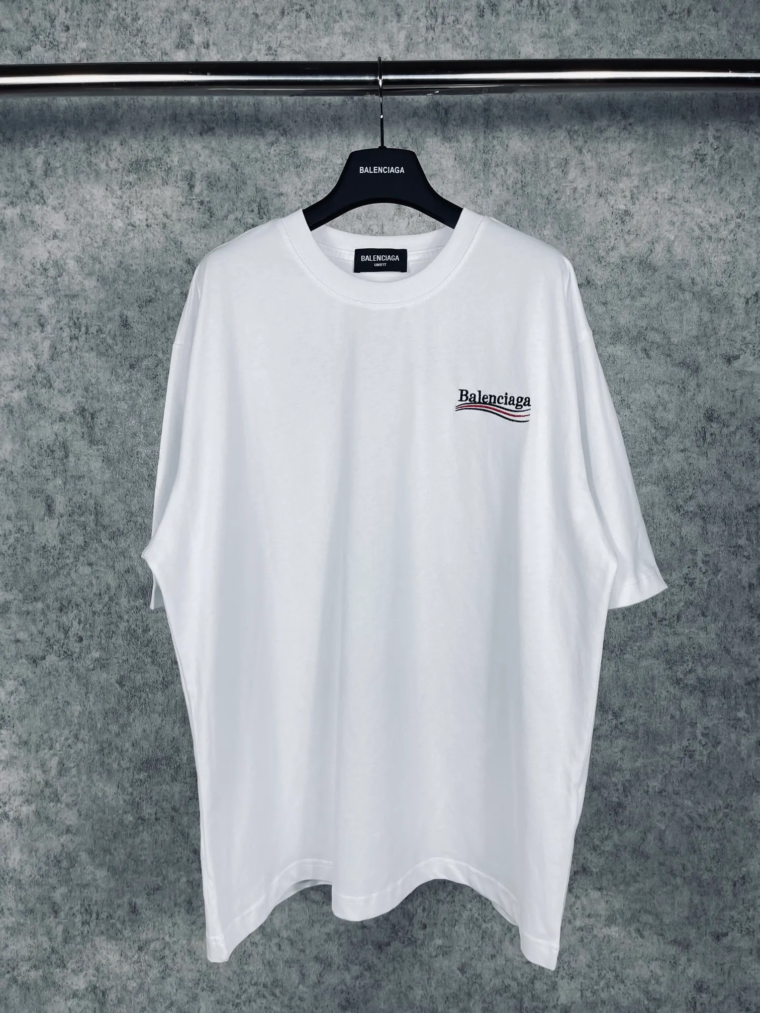 🅿️166 Real photos [Top version. Official website quality] BALENCI*GA/Paris#Classic.Coke embroidered short-sleeved T-shirt# The fabric is made of Paris ZP custom-woven and dyed cotton double yarn. Weighing 260 grams, the cloth surface is clean. The cloth pattern is clear, soft and comfortable. The threads are dyed with no color difference. The classic pattern embroidery uses an imported embroidery machine, and the embroidery thread color is embroidered according to the original color. It is produced according to the pictures in the special market. The letters are clear. The three-dimensional effect is strong. The version adopts the OS loose shoulder version. The same style for men and women. Coding: BL223028 Color: black. White. Dark gray. Brown. Light green. Purple. Off-white. Size: XS S M L
