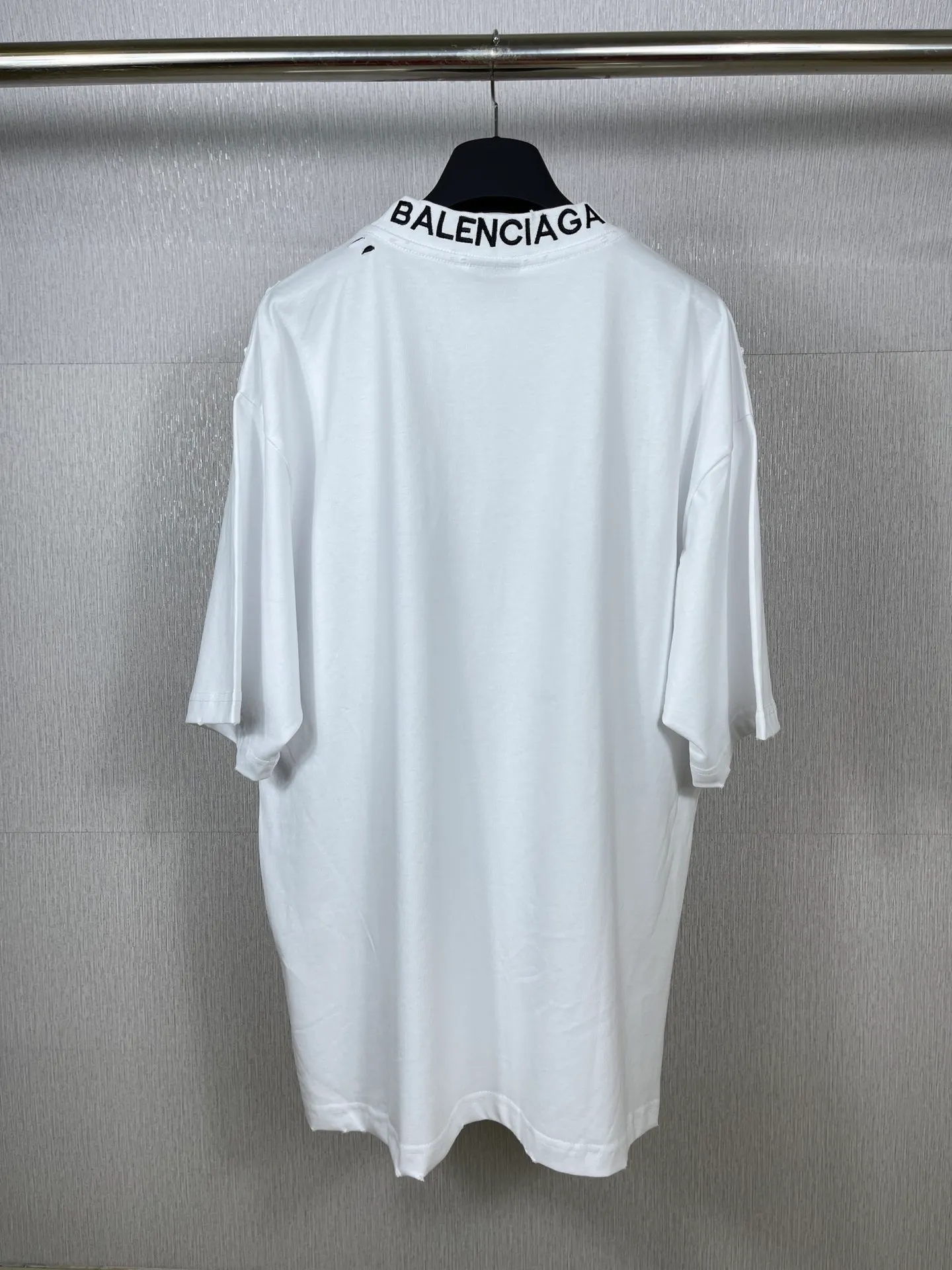 🅿️170 real photos [Top version. Official website quality] BALENCI*GA/Paris # ribbed embroidered letters on the back neck. Ready-to-wear retro worn short-sleeved T-shirt # Brick Cabinet Synchronization. The fabric is made of Paris ZP custom-woven and dyed cotton double yarn. Weighing 260 grams, the cloth surface is clean. The cloth pattern is clear, soft and comfortable. The color fastness is good. It is not easy to change color. The threads are dyed with no color difference. The classic LOGO letter embroidery uses imported embroidery machines, and the embroidery thread uses imported matte light, which is soft to the touch, does not pierce the flesh, and the letters are three-dimensional and full. It is produced in Jubie market based on pictures. Comparisons welcome. The finished product is worn and distressed. The letters are clear. The three-dimensional effect is strong. The version adopts the OS loose shoulder style. The same style for men and women. Coding: BL223099 Color: black. White Size: XS to L