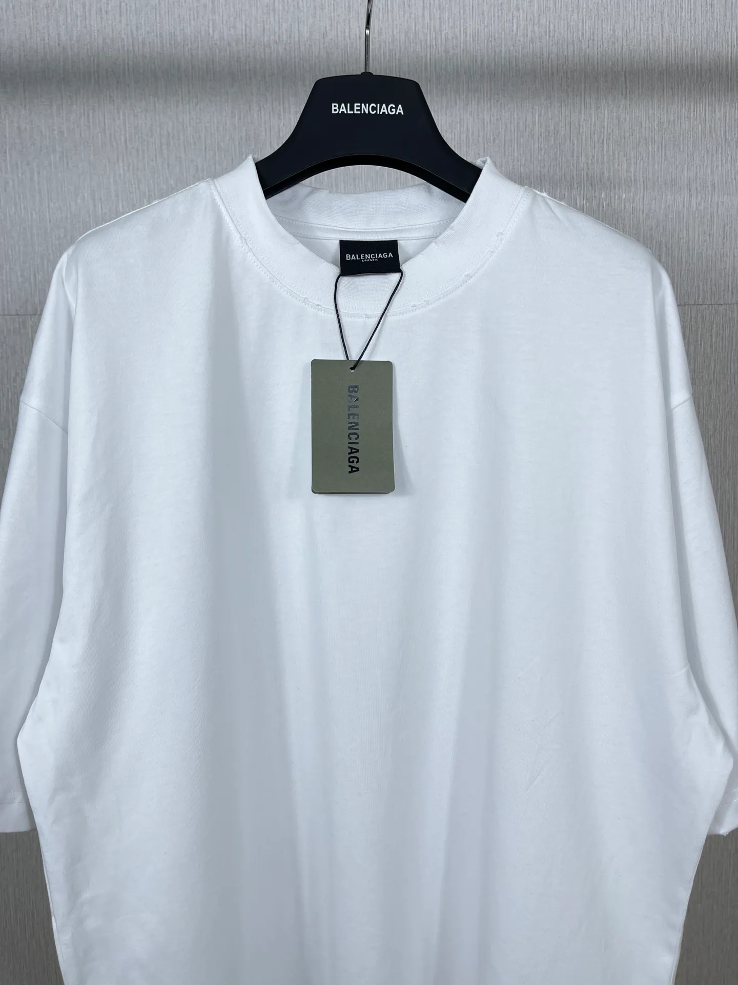 🅿️170 real photos [Top version. Official website quality] BALENCI*GA/Paris # ribbed embroidered letters on the back neck. Ready-to-wear retro worn short-sleeved T-shirt # Brick Cabinet Synchronization. The fabric is made of Paris ZP custom-woven and dyed cotton double yarn. Weighing 260 grams, the cloth surface is clean. The cloth pattern is clear, soft and comfortable. The color fastness is good. It is not easy to change color. The threads are dyed with no color difference. The classic LOGO letter embroidery uses imported embroidery machines, and the embroidery thread uses imported matte light, which is soft to the touch, does not pierce the flesh, and the letters are three-dimensional and full. It is produced in Jubie market based on pictures. Comparisons welcome. The finished product is worn and distressed. The letters are clear. The three-dimensional effect is strong. The version adopts the OS loose shoulder style. The same style for men and women. Coding: BL223099 Color: black. White Size: XS to L