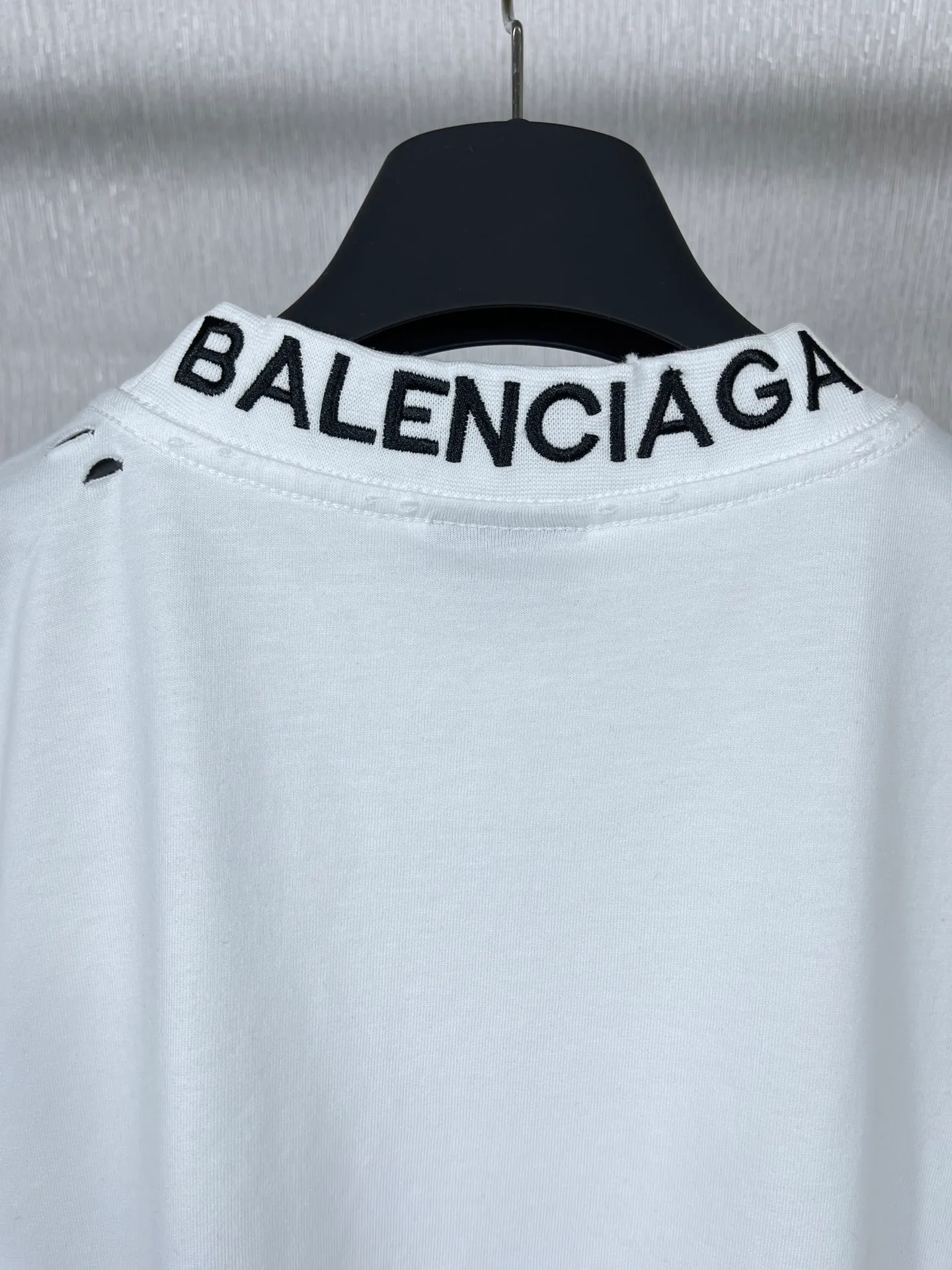 🅿️170 real photos [Top version. Official website quality] BALENCI*GA/Paris # ribbed embroidered letters on the back neck. Ready-to-wear retro worn short-sleeved T-shirt # Brick Cabinet Synchronization. The fabric is made of Paris ZP custom-woven and dyed cotton double yarn. Weighing 260 grams, the cloth surface is clean. The cloth pattern is clear, soft and comfortable. The color fastness is good. It is not easy to change color. The threads are dyed with no color difference. The classic LOGO letter embroidery uses imported embroidery machines, and the embroidery thread uses imported matte light, which is soft to the touch, does not pierce the flesh, and the letters are three-dimensional and full. It is produced in Jubie market based on pictures. Comparisons welcome. The finished product is worn and distressed. The letters are clear. The three-dimensional effect is strong. The version adopts the OS loose shoulder style. The same style for men and women. Coding: BL223099 Color: black. White Size: XS to L