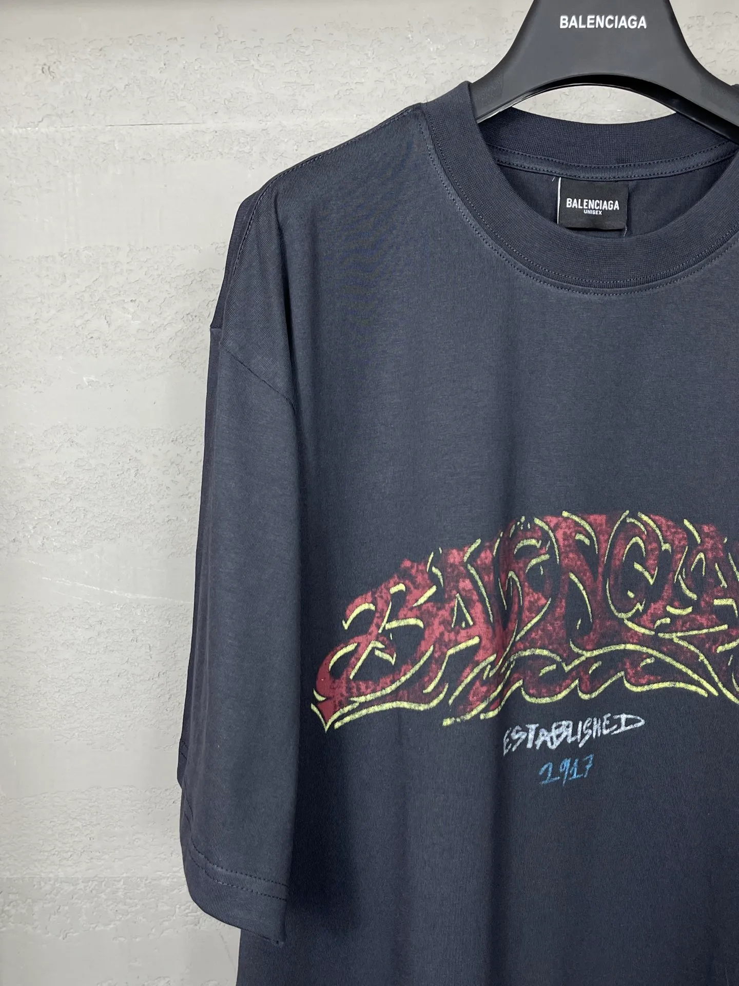 🅿️186 real photos [Top version. Official website quality] BALENCI*GA/Paris. 2024 latest flame graffiti direct-printed short-sleeved T-shirt. Brick cabinet synchronization. ⚠️Difference in market currency. Developed by YB. The fabric is made of Paris ZP custom-woven and dyed 100% cotton double yarn compact cotton. The weight is 260 grams, the cloth surface is clean. The cloth pattern is clear, soft and comfortable. The threads are dyed with no color difference. The front and back printing adopts Kornit direct-injection printing pattern and adopts OS loose shoulder-dropping pattern. Same style for men and women. Code: BL223109 Color: dark gray blue. Pink. White Size: XS to L