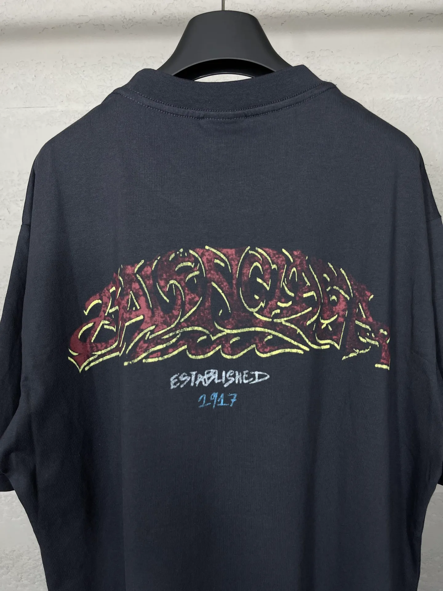 🅿️186 real photos [Top version. Official website quality] BALENCI*GA/Paris. 2024 latest flame graffiti direct-printed short-sleeved T-shirt. Brick cabinet synchronization. ⚠️Difference in market currency. Developed by YB. The fabric is made of Paris ZP custom-woven and dyed 100% cotton double yarn compact cotton. The weight is 260 grams, the cloth surface is clean. The cloth pattern is clear, soft and comfortable. The threads are dyed with no color difference. The front and back printing adopts Kornit direct-injection printing pattern and adopts OS loose shoulder-dropping pattern. Same style for men and women. Code: BL223109 Color: dark gray blue. Pink. White Size: XS to L