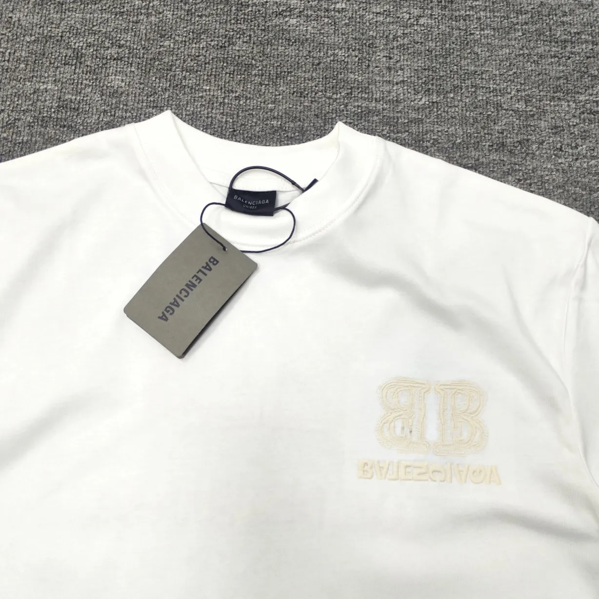 The top version of BALENCIAGA Paris' new BB reverse letter embroidery short-sleeved T-shirt. The front and rear panels are made of imported Tajima machine heavy embroidery 10w+ needles. Fine embroidery without rough edges and miscellaneous threads. Very tight and obvious concave and convex texture. Custom-woven and dyed 300g combed cotton fabric. Zero color difference in threads. Perfect details. Distinguish from the currency version on the market. Welcome to compare. Same style for men and women. Must-sell in the picture above -Color: white black -SIZE: Xs S M L P:260