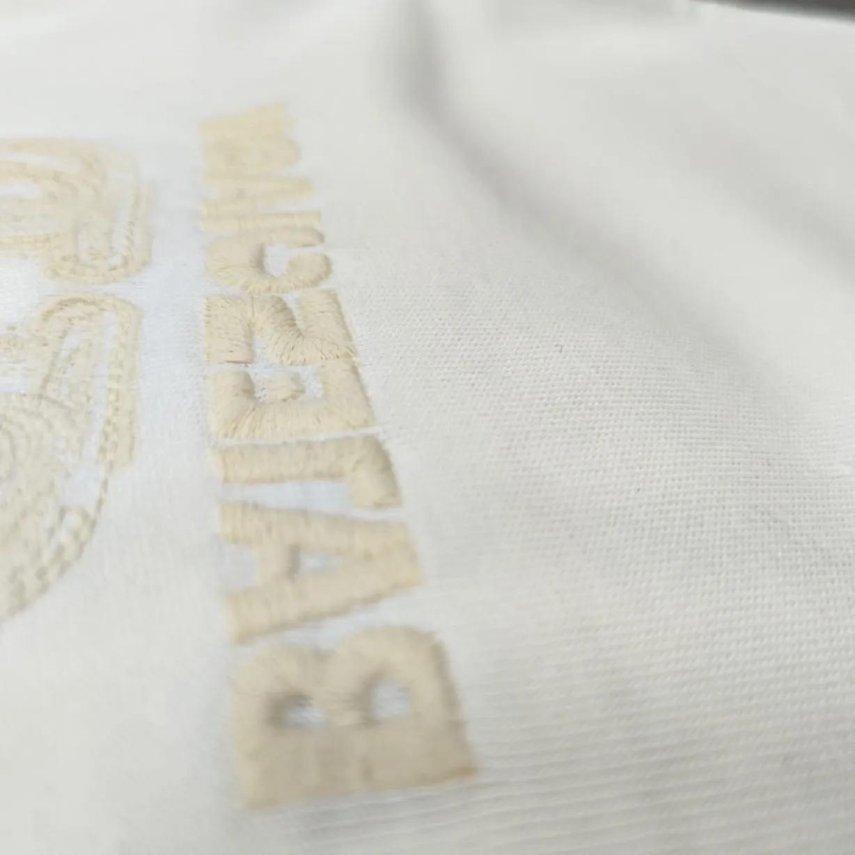 The top version of BALENCIAGA Paris' new BB reverse letter embroidery short-sleeved T-shirt. The front and rear panels are made of imported Tajima machine heavy embroidery 10w+ needles. Fine embroidery without rough edges and miscellaneous threads. Very tight and obvious concave and convex texture. Custom-woven and dyed 300g combed cotton fabric. Zero color difference in threads. Perfect details. Distinguish from the currency version on the market. Welcome to compare. Same style for men and women. Must-sell in the picture above -Color: white black -SIZE: Xs S M L P:260