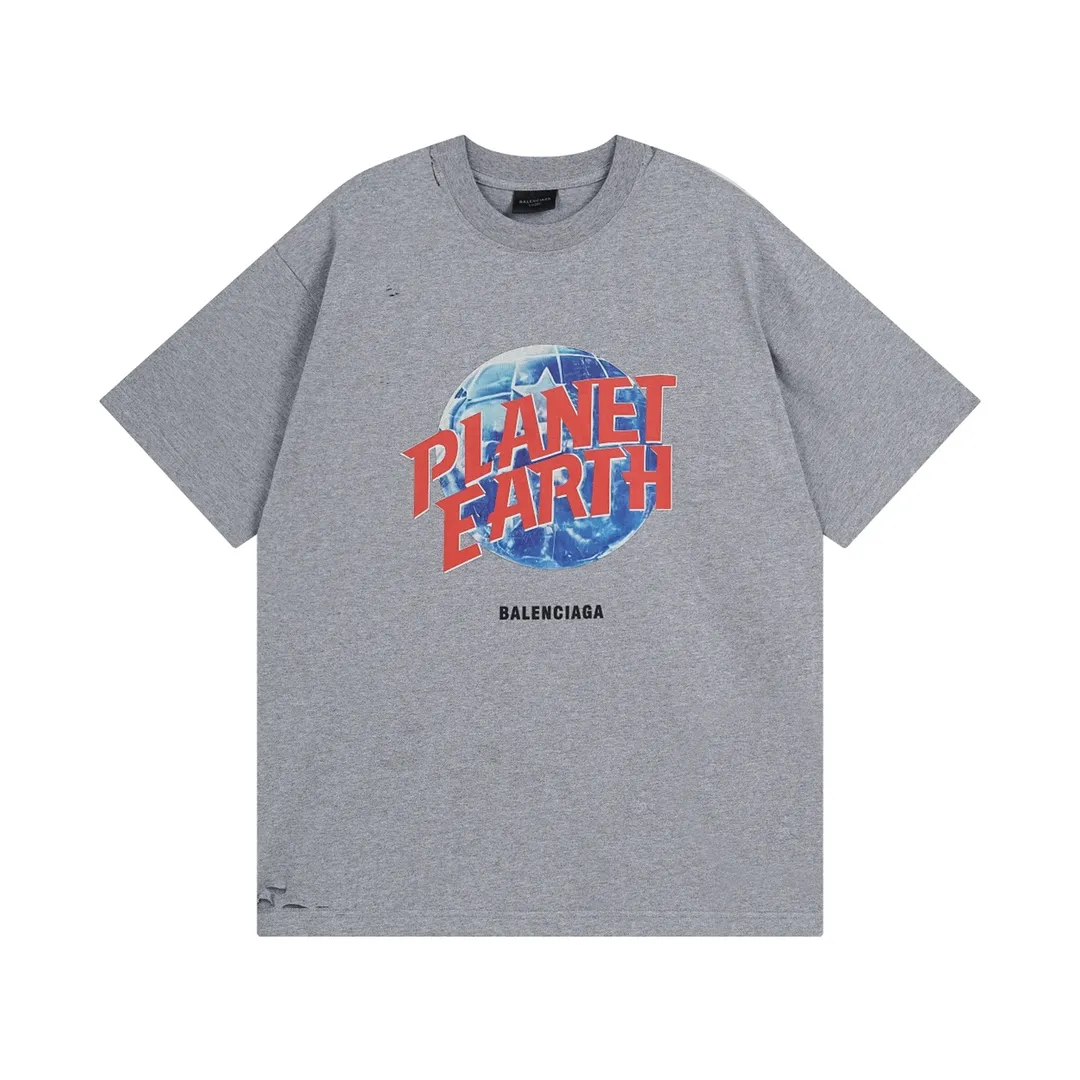 🅿️190 Detailed Pictures [Top version. Official website quality] BALENCI*GA/Paris. 2024 catwalk style earth pattern direct-injection printing washed distressed short-sleeved T-shirt 2024 new style. Attention‼ ️There is a letter LOGO under the gray pattern. All pattern details are customized with color Y plates. Special market currency. Brick cabinets are synchronized. Genuine products are developed at the first time, and you can print and compare! The fabric is made of Paris ZP custom-woven and dyed cotton double yarn. Weighing 260 grams, the cloth surface is clean. The cloth pattern is clear, soft and comfortable. The threads are dyed with no color difference. The printing uses environmentally friendly imported materials and self-inking direct injection, with clear letters and three-dimensional effect. The entire garment is washed, distressed and worn. The version adopts OS loose shoulder design. Same style for men and women. Code: BL223367 Color: black. Light gray Size: XS to L