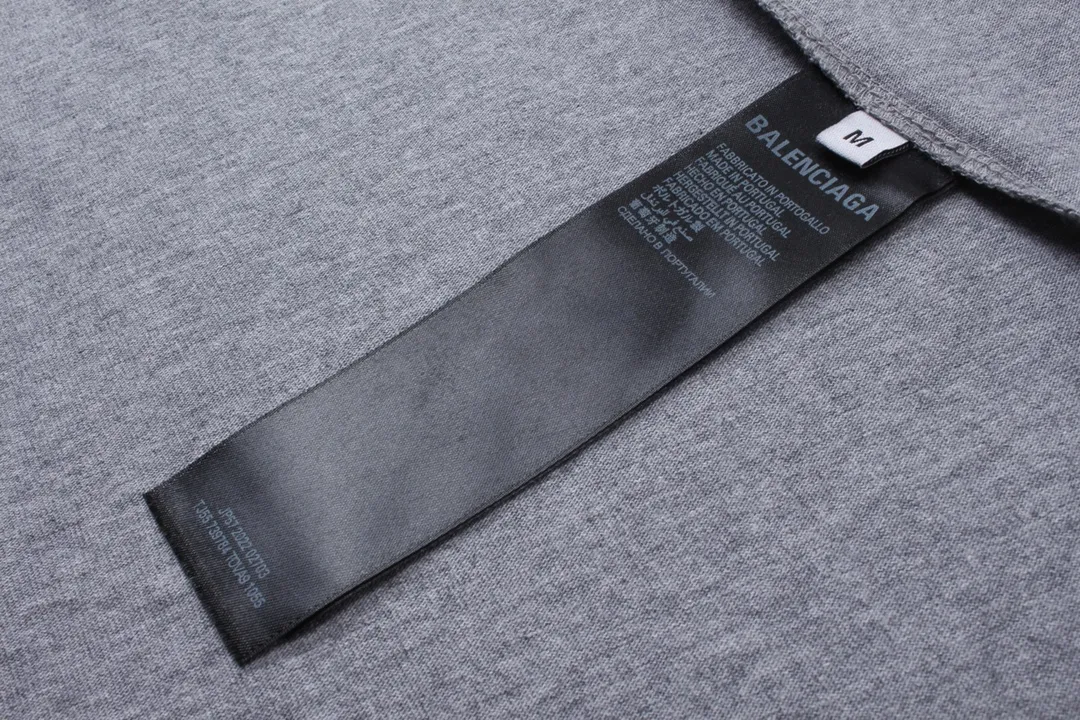 🅿️190 Detailed Pictures [Top version. Official website quality] BALENCI*GA/Paris. 2024 catwalk style earth pattern direct-injection printing washed distressed short-sleeved T-shirt 2024 new style. Attention‼ ️There is a letter LOGO under the gray pattern. All pattern details are customized with color Y plates. Special market currency. Brick cabinets are synchronized. Genuine products are developed at the first time, and you can print and compare! The fabric is made of Paris ZP custom-woven and dyed cotton double yarn. Weighing 260 grams, the cloth surface is clean. The cloth pattern is clear, soft and comfortable. The threads are dyed with no color difference. The printing uses environmentally friendly imported materials and self-inking direct injection, with clear letters and three-dimensional effect. The entire garment is washed, distressed and worn. The version adopts OS loose shoulder design. Same style for men and women. Code: BL223367 Color: black. Light gray Size: XS to L