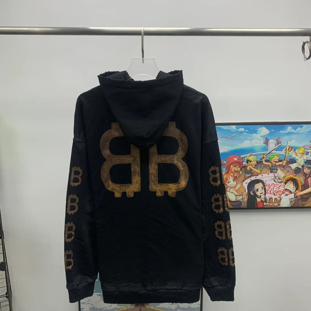 Top tested version 🌟23ss autumn new BALENCIAGA Bitcoin front and rear arms BB printed loose hooded sweatshirt unisex terry hoodie This year Balenciaga is really cheating! Another hot item🔥 Today I really bring you a high-quality and cost-effective sweatshirt, 420g heavyweight pure cotton terry fabric! Ingredients carefully used! The hats are all sewn together in large pieces, which consumes a lot of fabric! The printing on the front, back, left and right uses imported environmentally friendly ♻️ screen printing! Brush it on bit by bit manually! It’s so strong that it won’t be washed off for a long time! Not cracked! Large foreign trade factory with fine workmanship! Every process is strictly subject to strict requirements! The wiring is neat. Excipients are complete with three standards! They are all top-notch customized accessories! This Balenciaga upper body is the king! It has a retro flavor without losing high-end taste! It brings a different visual experience to people. Whether you are a student or working and traveling, or your body proportions are not perfect, it can cover you in a coordinated way. If you like it, hurry up and get one! Looking forward to your driving 💗 Ready stock available in seconds Color: black XS——L P:450