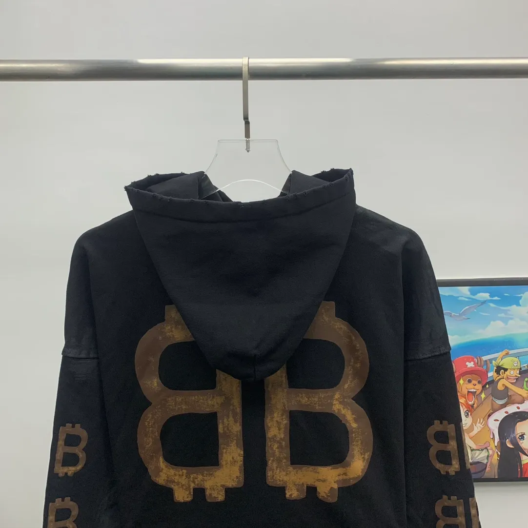 Top tested version 🌟23ss autumn new BALENCIAGA Bitcoin front and rear arms BB printed loose hooded sweatshirt unisex terry hoodie This year Balenciaga is really cheating! Another hot item🔥 Today I really bring you a high-quality and cost-effective sweatshirt, 420g heavyweight pure cotton terry fabric! Ingredients carefully used! The hats are all sewn together in large pieces, which consumes a lot of fabric! The printing on the front, back, left and right uses imported environmentally friendly ♻️ screen printing! Brush it on bit by bit manually! It’s so strong that it won’t be washed off for a long time! Not cracked! Large foreign trade factory with fine workmanship! Every process is strictly subject to strict requirements! The wiring is neat. Excipients are complete with three standards! They are all top-notch customized accessories! This Balenciaga upper body is the king! It has a retro flavor without losing high-end taste! It brings a different visual experience to people. Whether you are a student or working and traveling, or your body proportions are not perfect, it can cover you in a coordinated way. If you like it, hurry up and get one! Looking forward to your driving 💗 Ready stock available in seconds Color: black XS——L P:450