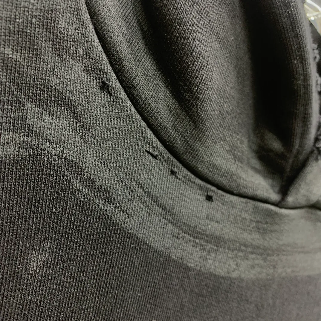 Top tested version 🌟23ss autumn new BALENCIAGA Bitcoin front and rear arms BB printed loose hooded sweatshirt unisex terry hoodie This year Balenciaga is really cheating! Another hot item🔥 Today I really bring you a high-quality and cost-effective sweatshirt, 420g heavyweight pure cotton terry fabric! Ingredients carefully used! The hats are all sewn together in large pieces, which consumes a lot of fabric! The printing on the front, back, left and right uses imported environmentally friendly ♻️ screen printing! Brush it on bit by bit manually! It’s so strong that it won’t be washed off for a long time! Not cracked! Large foreign trade factory with fine workmanship! Every process is strictly subject to strict requirements! The wiring is neat. Excipients are complete with three standards! They are all top-notch customized accessories! This Balenciaga upper body is the king! It has a retro flavor without losing high-end taste! It brings a different visual experience to people. Whether you are a student or working and traveling, or your body proportions are not perfect, it can cover you in a coordinated way. If you like it, hurry up and get one! Looking forward to your driving 💗 Ready stock available in seconds Color: black XS——L P:450