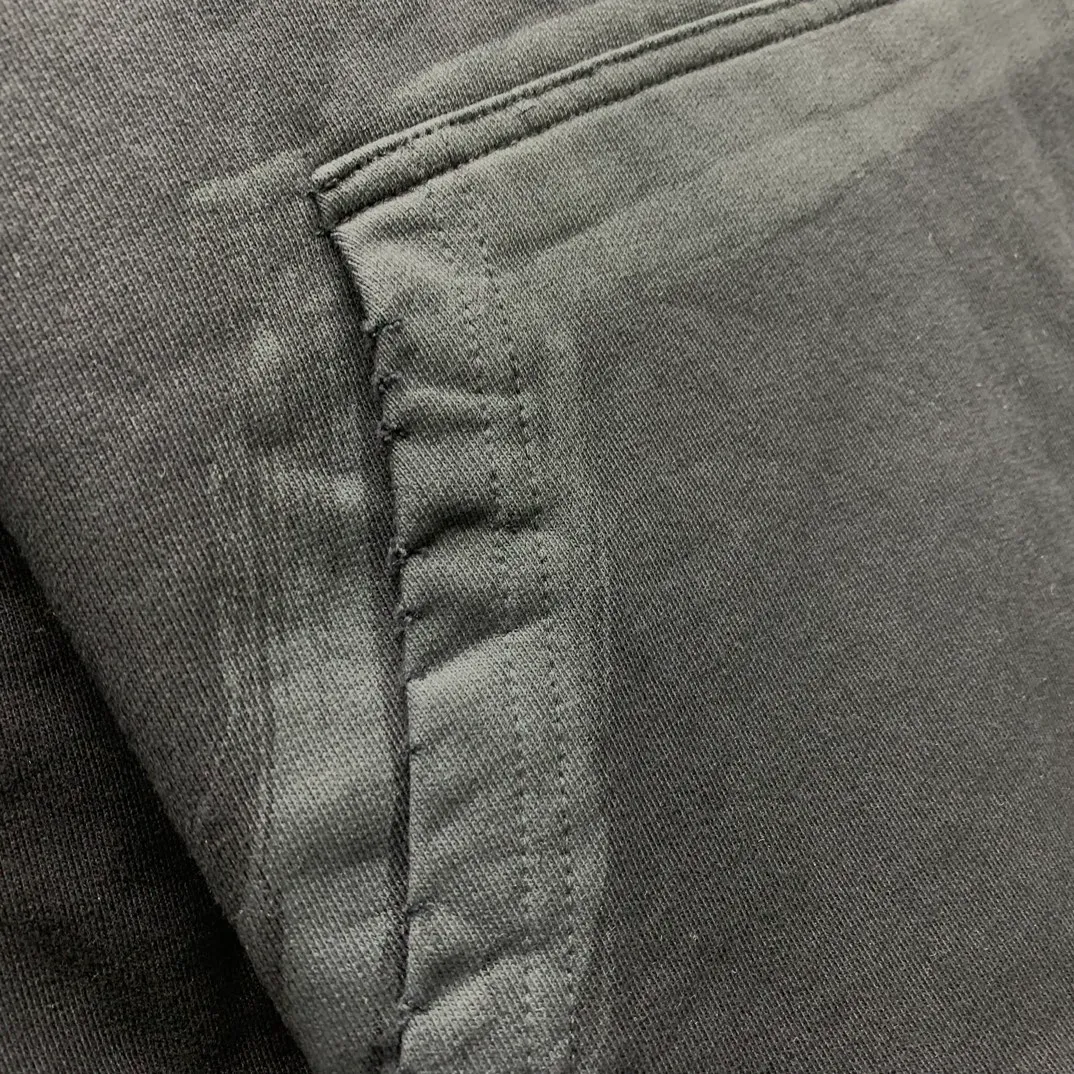 Top tested version 🌟23ss autumn new BALENCIAGA Bitcoin front and rear arms BB printed loose hooded sweatshirt unisex terry hoodie This year Balenciaga is really cheating! Another hot item🔥 Today I really bring you a high-quality and cost-effective sweatshirt, 420g heavyweight pure cotton terry fabric! Ingredients carefully used! The hats are all sewn together in large pieces, which consumes a lot of fabric! The printing on the front, back, left and right uses imported environmentally friendly ♻️ screen printing! Brush it on bit by bit manually! It’s so strong that it won’t be washed off for a long time! Not cracked! Large foreign trade factory with fine workmanship! Every process is strictly subject to strict requirements! The wiring is neat. Excipients are complete with three standards! They are all top-notch customized accessories! This Balenciaga upper body is the king! It has a retro flavor without losing high-end taste! It brings a different visual experience to people. Whether you are a student or working and traveling, or your body proportions are not perfect, it can cover you in a coordinated way. If you like it, hurry up and get one! Looking forward to your driving 💗 Ready stock available in seconds Color: black XS——L P:450