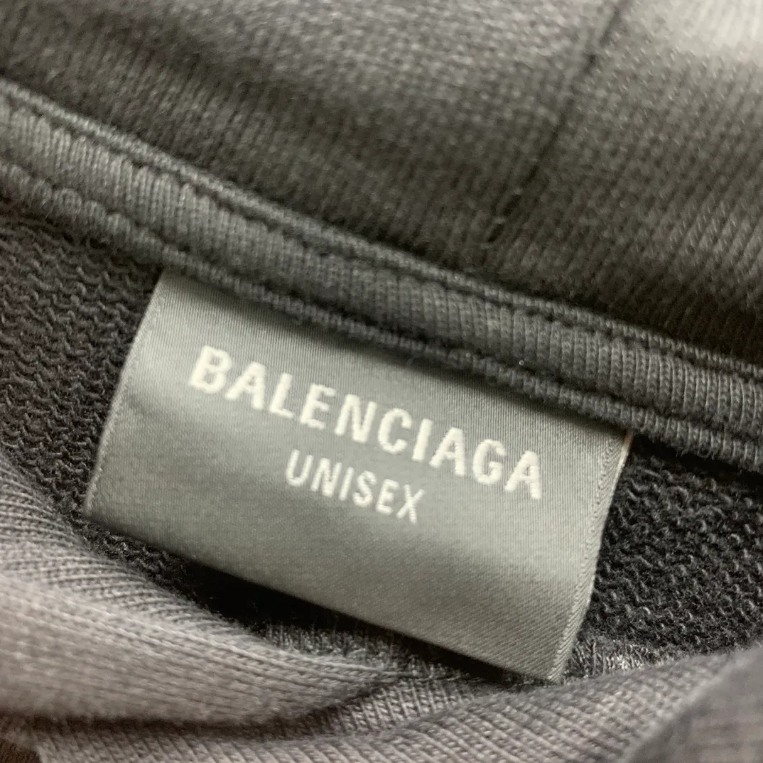 Top tested version 🌟23ss autumn new BALENCIAGA Bitcoin front and rear arms BB printed loose hooded sweatshirt unisex terry hoodie This year Balenciaga is really cheating! Another hot item🔥 Today I really bring you a high-quality and cost-effective sweatshirt, 420g heavyweight pure cotton terry fabric! Ingredients carefully used! The hats are all sewn together in large pieces, which consumes a lot of fabric! The printing on the front, back, left and right uses imported environmentally friendly ♻️ screen printing! Brush it on bit by bit manually! It’s so strong that it won’t be washed off for a long time! Not cracked! Large foreign trade factory with fine workmanship! Every process is strictly subject to strict requirements! The wiring is neat. Excipients are complete with three standards! They are all top-notch customized accessories! This Balenciaga upper body is the king! It has a retro flavor without losing high-end taste! It brings a different visual experience to people. Whether you are a student or working and traveling, or your body proportions are not perfect, it can cover you in a coordinated way. If you like it, hurry up and get one! Looking forward to your driving 💗 Ready stock available in seconds Color: black XS——L P:450