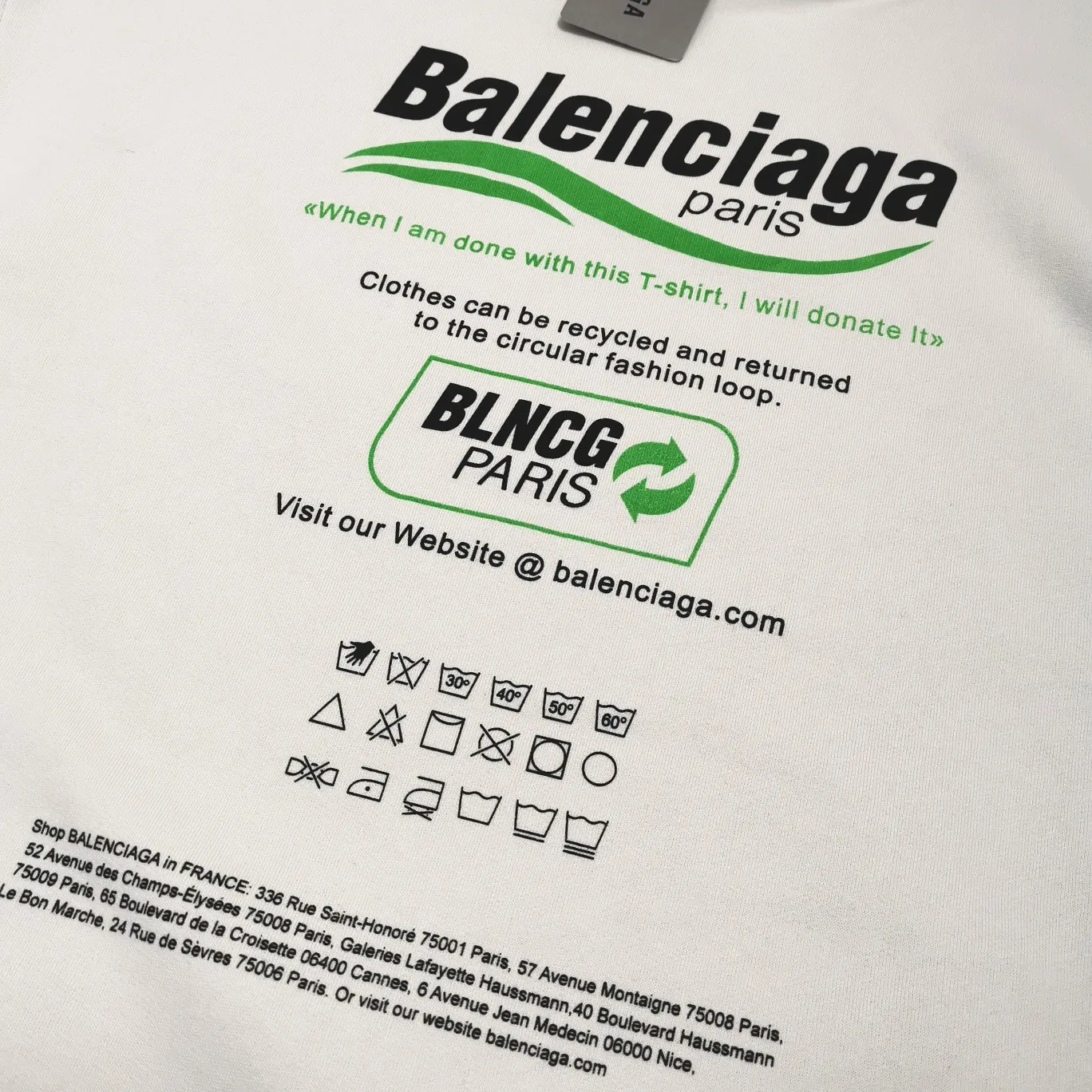 Additional details - the top version of Balenciaga's environmentally friendly logo arrows on the front and back, loose-fitting cotton hoodies and sweatshirts for male and female couples and celebrities. BLCG is one of the most influential brands in the fashion industry. Founded in 1919 by Cristóbal Balenciaga and settled in Paris in 1936, he led many important fashion movements between 1930 and 1968. The representative ready-to-wear series reflects the brand's identity - Fabric: 460 grams of composite crystal velvet, made of imported knitting needle carded cotton, with moderate thickness, drape and contour - The front printing screen plate is hand-printed, and the 3D full-color scanned pattern is used as a film to ensure the highest degree of printing pattern restoration. The upper and lower LOGO printing has a strong touch texture. The printing material uses environmentally friendly active water slurry, and the base anti-sublimation liquid. The ready-made garment is resistant to washing and does not desizing. Color: gray and white Size: XS-L P:450