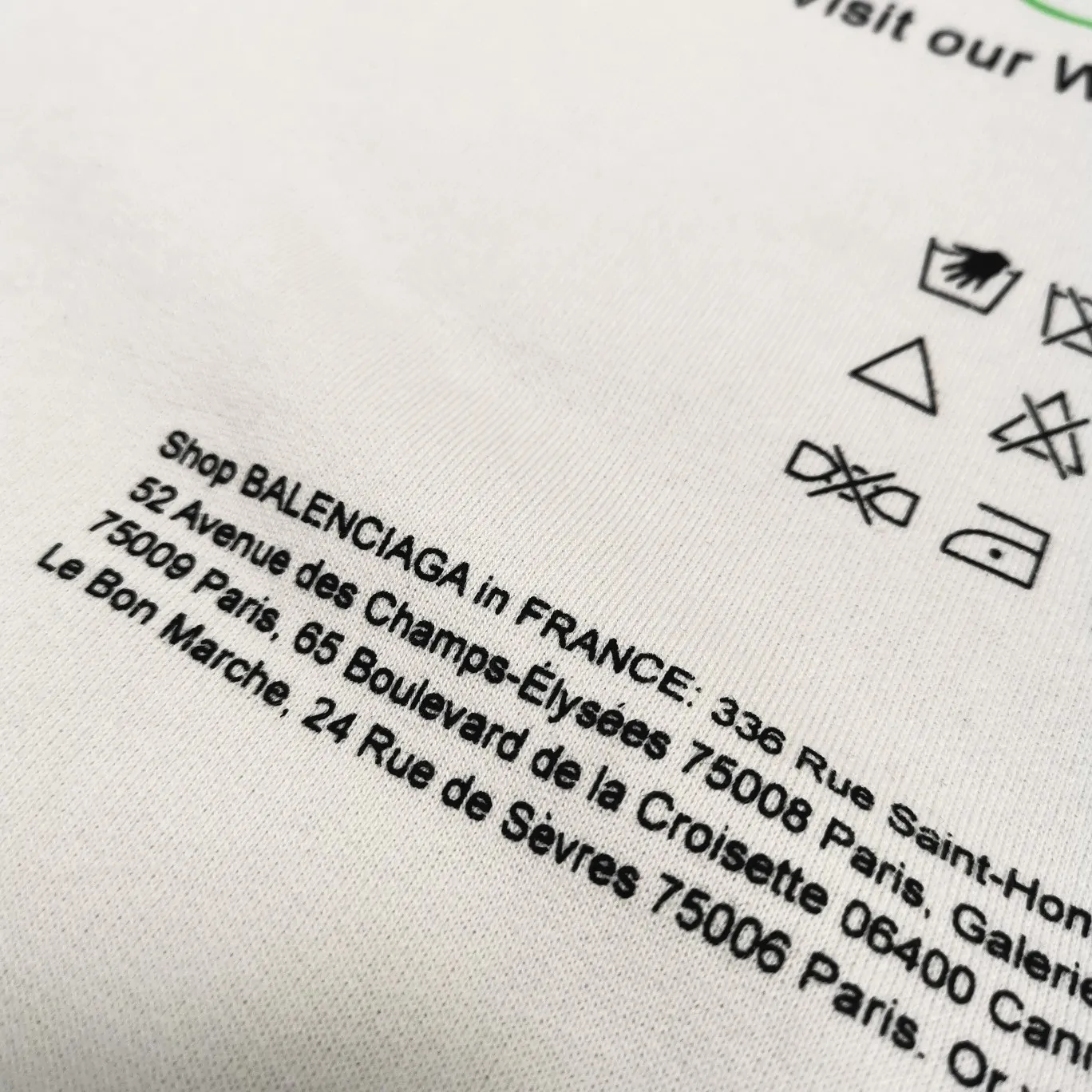 Additional details - the top version of Balenciaga's environmentally friendly logo arrows on the front and back, loose-fitting cotton hoodies and sweatshirts for male and female couples and celebrities. BLCG is one of the most influential brands in the fashion industry. Founded in 1919 by Cristóbal Balenciaga and settled in Paris in 1936, he led many important fashion movements between 1930 and 1968. The representative ready-to-wear series reflects the brand's identity - Fabric: 460 grams of composite crystal velvet, made of imported knitting needle carded cotton, with moderate thickness, drape and contour - The front printing screen plate is hand-printed, and the 3D full-color scanned pattern is used as a film to ensure the highest degree of printing pattern restoration. The upper and lower LOGO printing has a strong touch texture. The printing material uses environmentally friendly active water slurry, and the base anti-sublimation liquid. The ready-made garment is resistant to washing and does not desizing. Color: gray and white Size: XS-L P:450