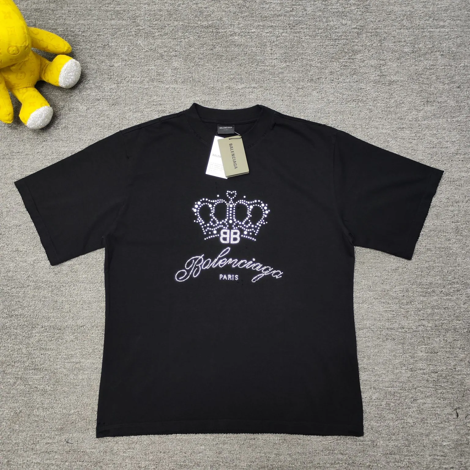[New] Top version Balenciga/Balenciaga latest series Crown hot diamond destroy short-sleeved T-shirt No. 1 quality in this market Real ceiling quality All original development pay attention to detail pictures to avoid stolen pictures merchants mixed hair Correct 280g custom-woven and dyed double yarn fabric Soft and comfortable Here is an explanation why mine is a little more expensive than others: 1. It seems to be a simple printing or embroidery. In fact, it is not simple at all. 10000% imported machine restoration is not just a lip service. Welcome to compare with peers. 2. Each model is produced by the company, and the details of the workmanship and fabrics are consistent with the original ones. It is guaranteed that there will be no color difference from the counters. Reproduction is not scary. Whoever fakes it will be embarrassed. It’s not shameful to make a replica, it’s shameful if you can’t buy the correct version if you make a replica. 3. Note that the threaded collars are all original collars of certain countries and regions, with high wrapping. The width of the neckline and cabinets are accurate to the millimeter. Thick necklines are not easy to deform. The collars of high-end products are all restored cabinets. They are different from the big collars in the world. Ordinary garbage short-sleeves are printed with a print. The clavicle of the upper body is exposed. Please be patient. Customers who have bought genuine products or have seen genuine products will come back to place orders again. This is quality. This is quality. 4. Different styles of washed wheat main wheat, including imported wheat, have different colors and codes. Really restore the counter. As we all know, Balenciaga has different English or different colors on the collar labels of each quarter. This distinguishes the fast food products with the same common main wheat washed wheat. 5. Pay attention to the workmanship. The stitching at the neckline has no folds, smooth and natural without overlapping lines, and truly restores this. This is something that many people cannot do. 6. The fabric is made of 260g Paris-specific double yarn. No one can make better fabrics than my family. There's really no way to compare it with the ordinary version on the market. Respect it. It's genuine and costs thousands of dollars anyway. Don't go wrong with the quality of street stalls. 7. The workmanship is fully restored and the packaging is fully restored. The cost is huge. 8. I guarantee here that this is the highest quality you can find. Color: Black Size: XS-L P:290