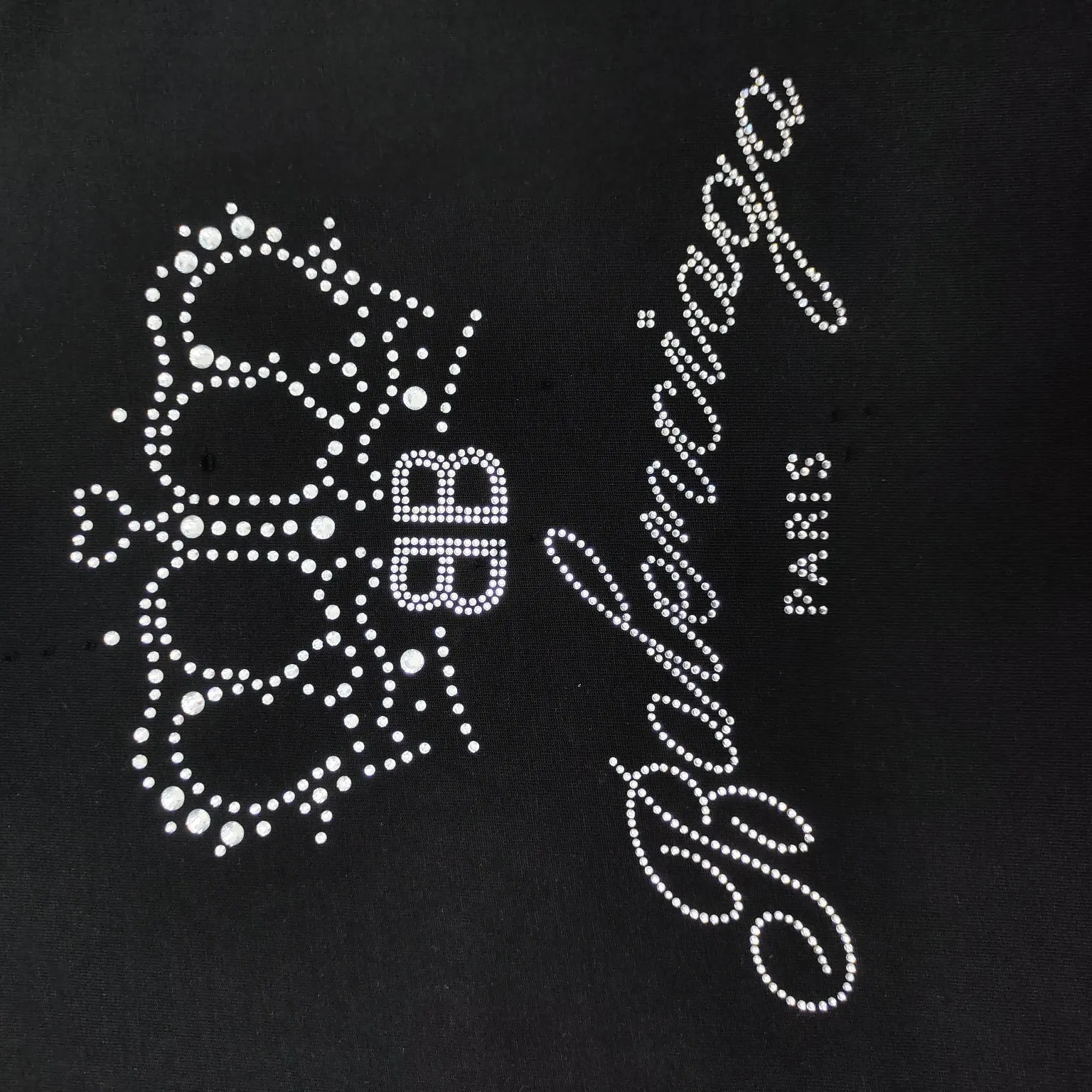 [New] Top version Balenciga/Balenciaga latest series Crown hot diamond destroy short-sleeved T-shirt No. 1 quality in this market Real ceiling quality All original development pay attention to detail pictures to avoid stolen pictures merchants mixed hair Correct 280g custom-woven and dyed double yarn fabric Soft and comfortable Here is an explanation why mine is a little more expensive than others: 1. It seems to be a simple printing or embroidery. In fact, it is not simple at all. 10000% imported machine restoration is not just a lip service. Welcome to compare with peers. 2. Each model is produced by the company, and the details of the workmanship and fabrics are consistent with the original ones. It is guaranteed that there will be no color difference from the counters. Reproduction is not scary. Whoever fakes it will be embarrassed. It’s not shameful to make a replica, it’s shameful if you can’t buy the correct version if you make a replica. 3. Note that the threaded collars are all original collars of certain countries and regions, with high wrapping. The width of the neckline and cabinets are accurate to the millimeter. Thick necklines are not easy to deform. The collars of high-end products are all restored cabinets. They are different from the big collars in the world. Ordinary garbage short-sleeves are printed with a print. The clavicle of the upper body is exposed. Please be patient. Customers who have bought genuine products or have seen genuine products will come back to place orders again. This is quality. This is quality. 4. Different styles of washed wheat main wheat, including imported wheat, have different colors and codes. Really restore the counter. As we all know, Balenciaga has different English or different colors on the collar labels of each quarter. This distinguishes the fast food products with the same common main wheat washed wheat. 5. Pay attention to the workmanship. The stitching at the neckline has no folds, smooth and natural without overlapping lines, and truly restores this. This is something that many people cannot do. 6. The fabric is made of 260g Paris-specific double yarn. No one can make better fabrics than my family. There's really no way to compare it with the ordinary version on the market. Respect it. It's genuine and costs thousands of dollars anyway. Don't go wrong with the quality of street stalls. 7. The workmanship is fully restored and the packaging is fully restored. The cost is huge. 8. I guarantee here that this is the highest quality you can find. Color: Black Size: XS-L P:290