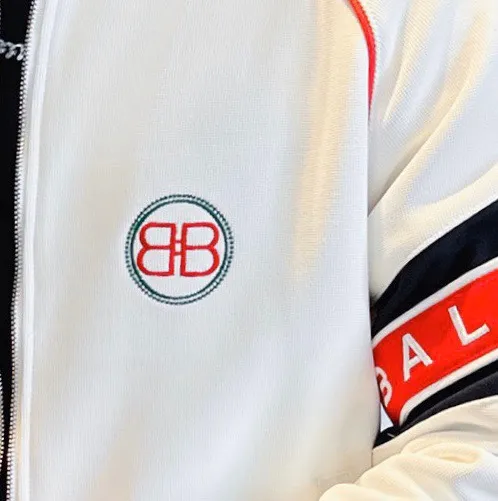🅿️500 [BALENCIAGA] Hot-selling suit is coming. Focus on the original version of the official website. 2025 new hot-selling cardigan sweater suit. The original order is the best product. 🇭🇰The meticulous work of top designers is dedicated to a fitting and perfect upper body effect. All-natural high-quality Tencel Roman cotton 100%, close-fitting comfort, noble and elegant! Original hardware embodies elegance and nobility! Counter size: M-4XL (up to 190 pounds)