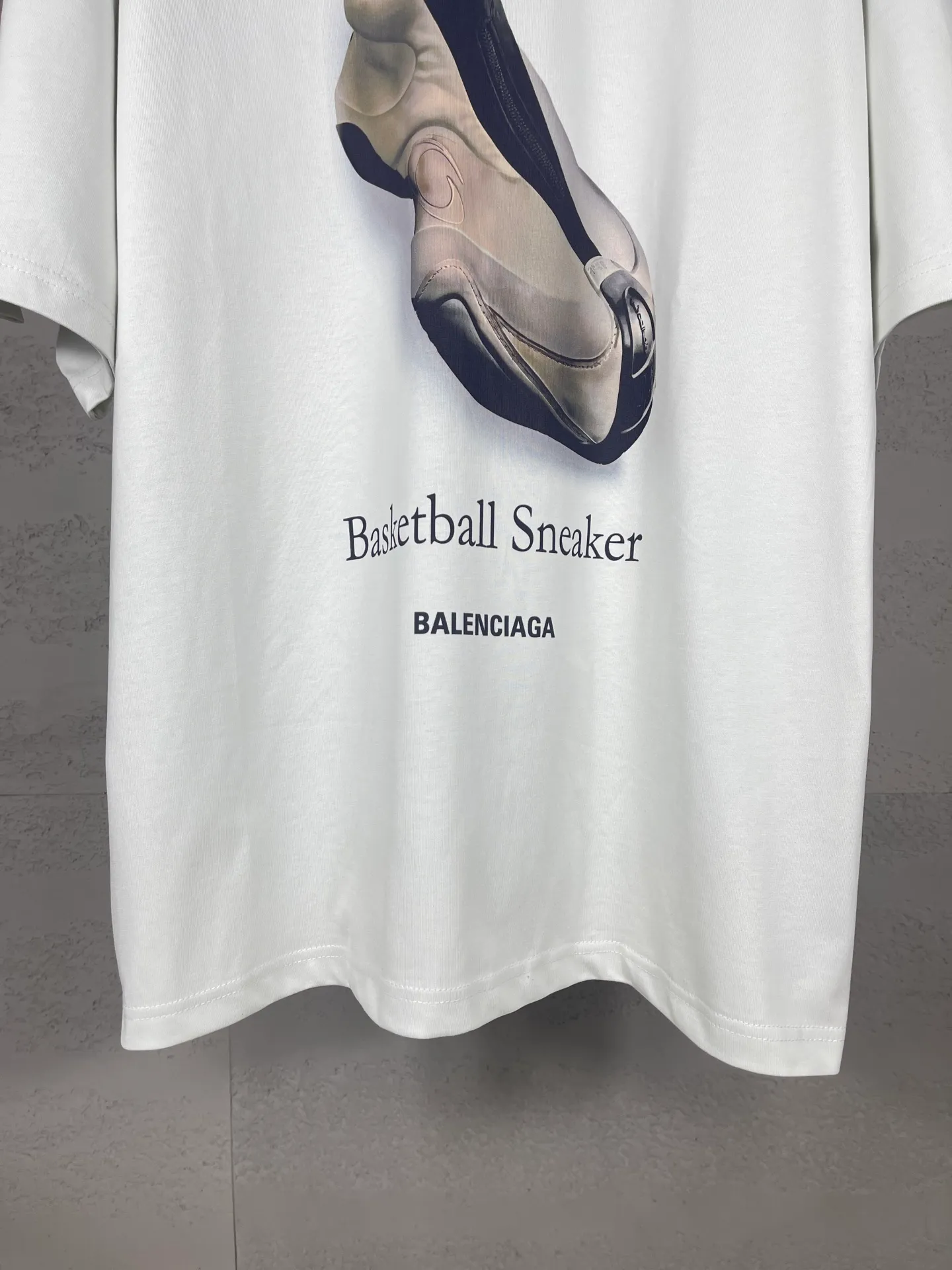 🅿️180 real photos [Top version. Official website quality] BALENCI*GA/Paris. SS25 latest model, direct-injection printed short-sleeved T-shirts on the front and back of the shoes. Brick cabinet synchronization. Developed genuine products in the first time, happy to print and compare! The fabric is made of Paris ZP custom-woven and dyed cotton double yarn. Weighing 260 grams, the cloth surface is clean. The cloth pattern is clear, soft and comfortable. The threads are dyed with no color difference. The printing uses direct-injection environmentally friendly imported materials. The letters are clear and the effect is three-dimensional. The version adopts OS loose shoulder design. Same style for men and women. Code: BL253660 Color: gray and white Size: XS S M L