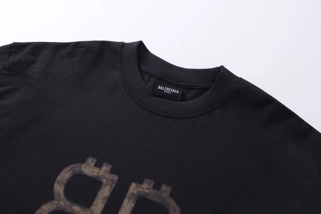 🅿️220 detailed pictures [Top version. Official website quality] BALENCI*GA/Paris. 2023 latest mud hand-painted worn distressed long-sleeved T-shirt. Brick cabinet synchronization. ⚠️Difference between market currency, genuine development, worn. Hand-painted consistent with ZP,‼ ️The fabric is made of Paris ZP custom-woven and dyed 100% double yarn compact cotton. The weight is 260 grams. The cloth surface is clean. The cloth pattern is clear, soft and comfortable. The threads are dyed with no color difference. Ready-made garments are hand-painted, worn, and distressed, with heavy craftsmanship. Comparisons welcome. The version adopts OS loose shoulder design. Same style for men and women. Code: BL225006 Color: black blue, off-white Size: XS S M L
