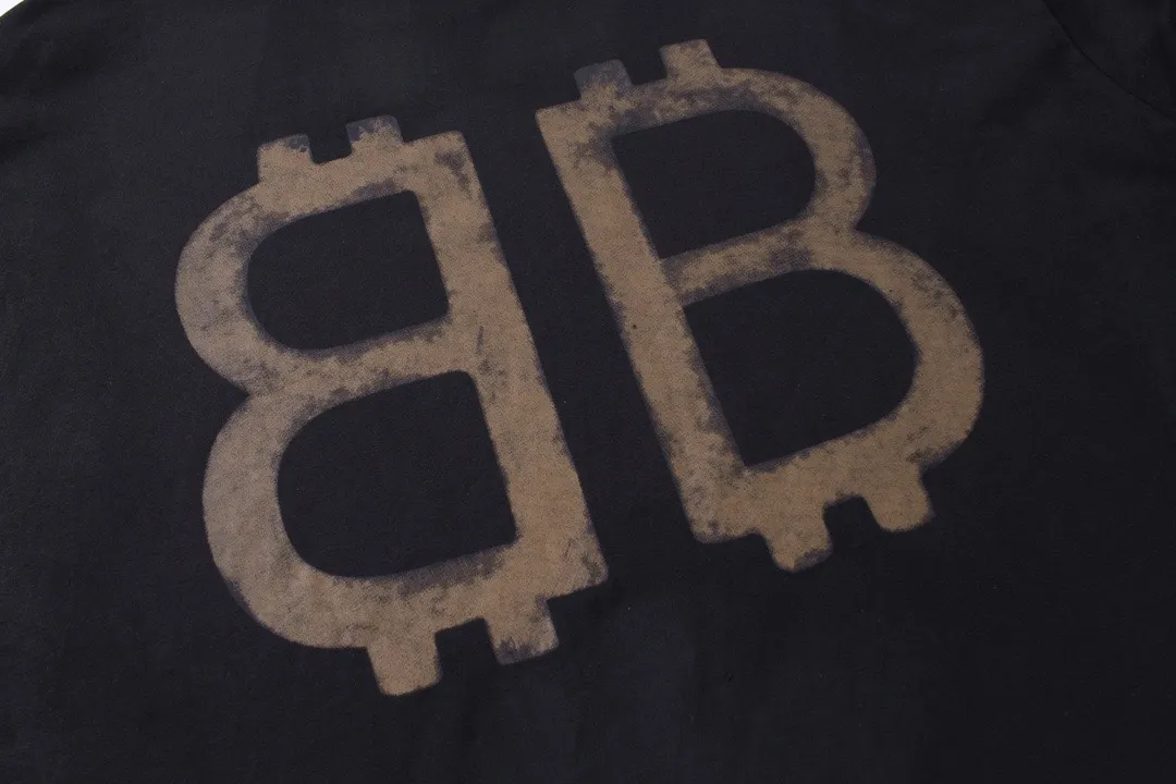 🅿️220 detailed pictures [Top version. Official website quality] BALENCI*GA/Paris. 2023 latest mud hand-painted worn distressed long-sleeved T-shirt. Brick cabinet synchronization. ⚠️Difference between market currency, genuine development, worn. Hand-painted consistent with ZP,‼ ️The fabric is made of Paris ZP custom-woven and dyed 100% double yarn compact cotton. The weight is 260 grams. The cloth surface is clean. The cloth pattern is clear, soft and comfortable. The threads are dyed with no color difference. Ready-made garments are hand-painted, worn, and distressed, with heavy craftsmanship. Comparisons welcome. The version adopts OS loose shoulder design. Same style for men and women. Code: BL225006 Color: black blue, off-white Size: XS S M L