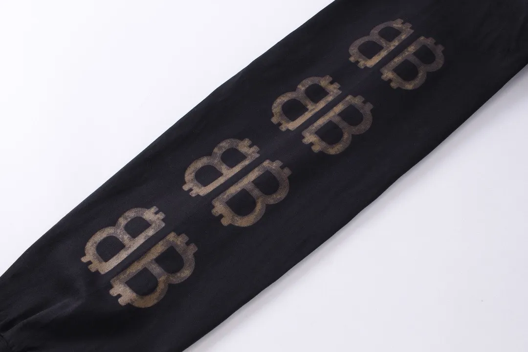 🅿️220 detailed pictures [Top version. Official website quality] BALENCI*GA/Paris. 2023 latest mud hand-painted worn distressed long-sleeved T-shirt. Brick cabinet synchronization. ⚠️Difference between market currency, genuine development, worn. Hand-painted consistent with ZP,‼ ️The fabric is made of Paris ZP custom-woven and dyed 100% double yarn compact cotton. The weight is 260 grams. The cloth surface is clean. The cloth pattern is clear, soft and comfortable. The threads are dyed with no color difference. Ready-made garments are hand-painted, worn, and distressed, with heavy craftsmanship. Comparisons welcome. The version adopts OS loose shoulder design. Same style for men and women. Code: BL225006 Color: black blue, off-white Size: XS S M L