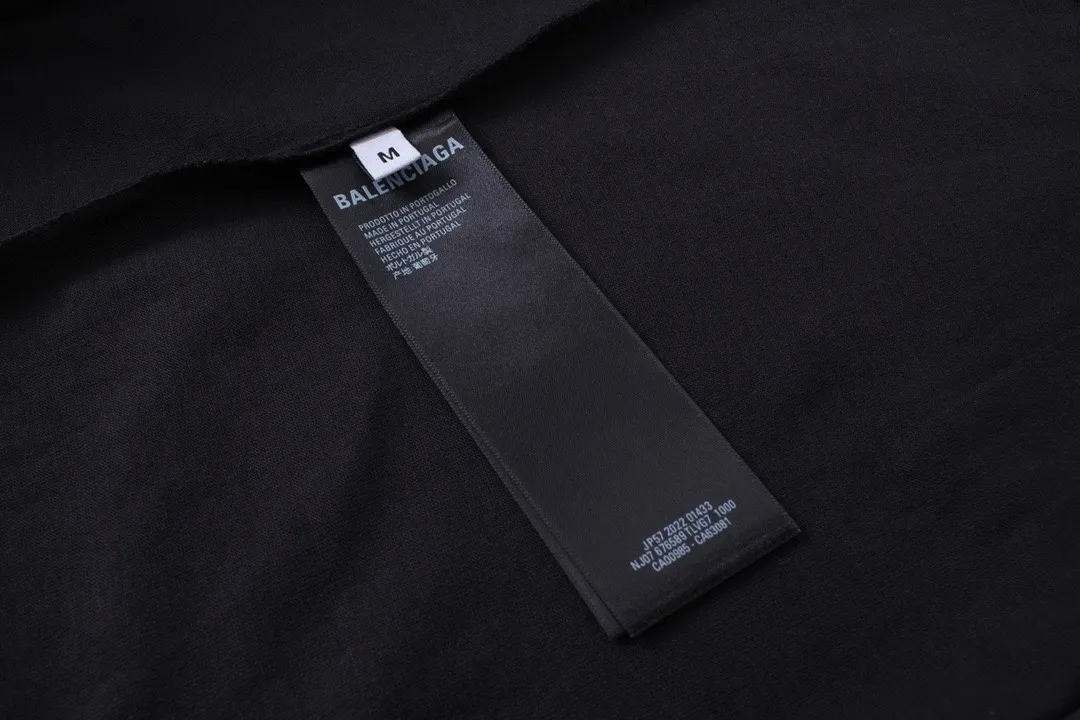 🅿️220 detailed pictures [Top version. Official website quality] BALENCI*GA/Paris. 2023 latest mud hand-painted worn distressed long-sleeved T-shirt. Brick cabinet synchronization. ⚠️Difference between market currency, genuine development, worn. Hand-painted consistent with ZP,‼ ️The fabric is made of Paris ZP custom-woven and dyed 100% double yarn compact cotton. The weight is 260 grams. The cloth surface is clean. The cloth pattern is clear, soft and comfortable. The threads are dyed with no color difference. Ready-made garments are hand-painted, worn, and distressed, with heavy craftsmanship. Comparisons welcome. The version adopts OS loose shoulder design. Same style for men and women. Code: BL225006 Color: black blue, off-white Size: XS S M L