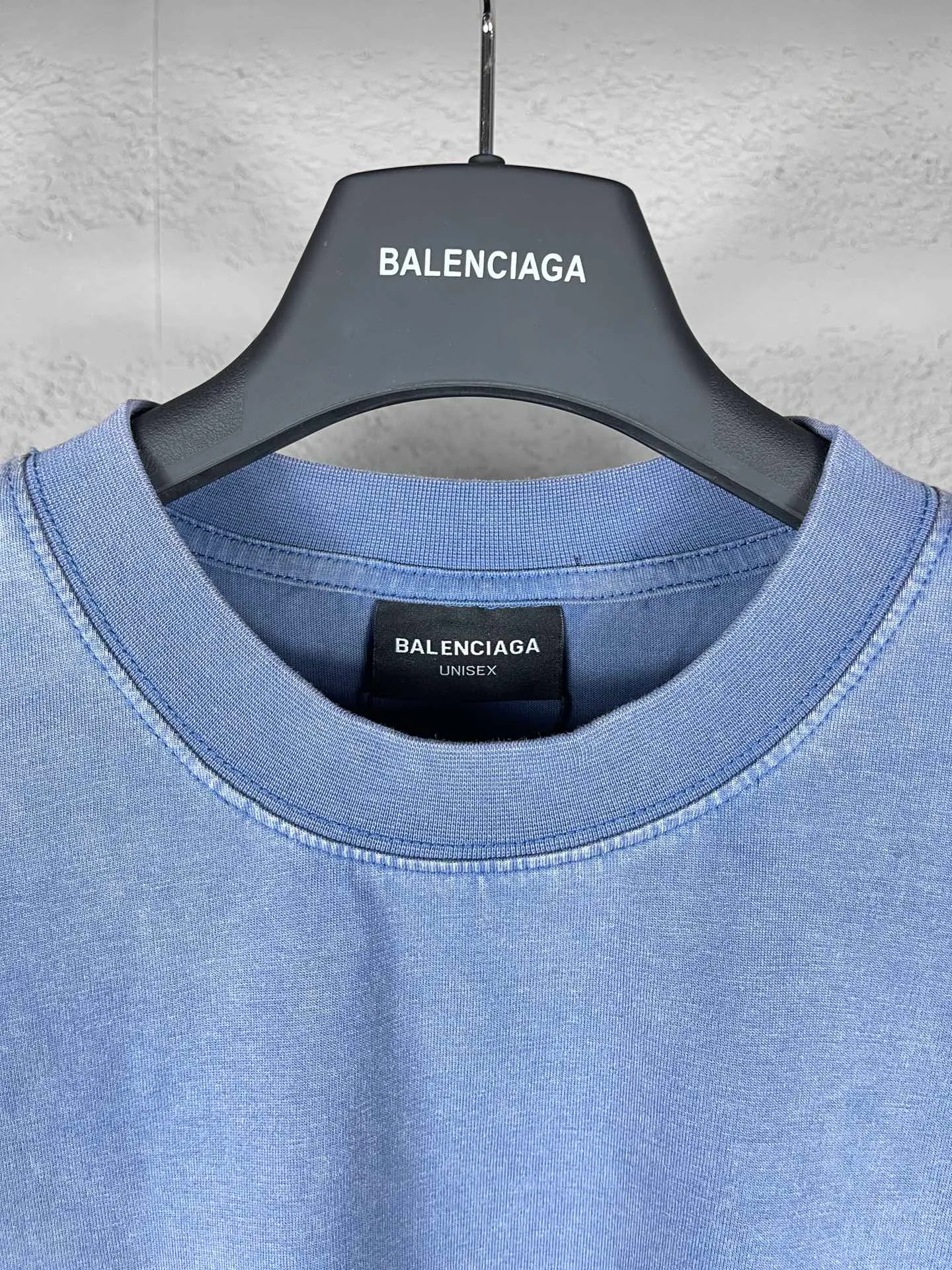 🅿️180 real photos [Top version. Official website quality] BALENCI*GA/Paris. 24SS new sweatshirt, washed and distressed short-sleeved T-shirt with big letters LOGO graffiti on the back. Genuine product is developed at the first time, and the brick cabinet is synchronized. The fabric is made of Paris ZP custom-woven and dyed cotton sweatshirt. The weight is 260 grams, the cloth surface is clean, the cloth pattern is clear, soft and comfortable. The threads are dyed with no color difference. The classic pattern printing uses imported machine direct printing. The effect is three-dimensional and restores the brick cabinet. Different market currencies, welcome to compare. The version adopts OS loose shoulder design. Same style for men and women. Code: BL23300 Color: Mist Blue Size: XS to L