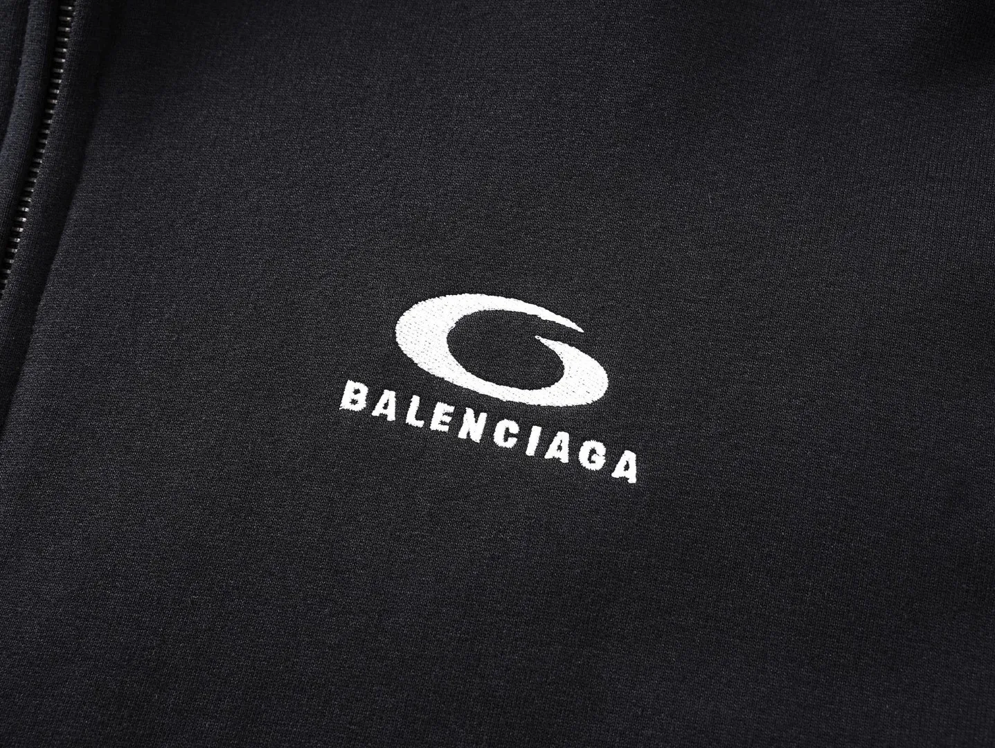 🅿️490 BALENCI*GA Paris shoulder embroidery splicing zipper style hooded zipper sweatshirt. The front embroidery is embroidered with an imported Tajima embroidery machine. The shoulder sleeves are spliced zipper technology. Overweight craftsmanship. Customized matching hardware. Clear letters. Three-dimensional effect. Exclusively pattern-woven and dyed 460g fabric. Threads are dyed in the same cylinder with zero color difference. Brick cabinet synchronization. Welcome to compare. Same style for men and women -Color: black -SIZE: Xs S M L style number 8992#