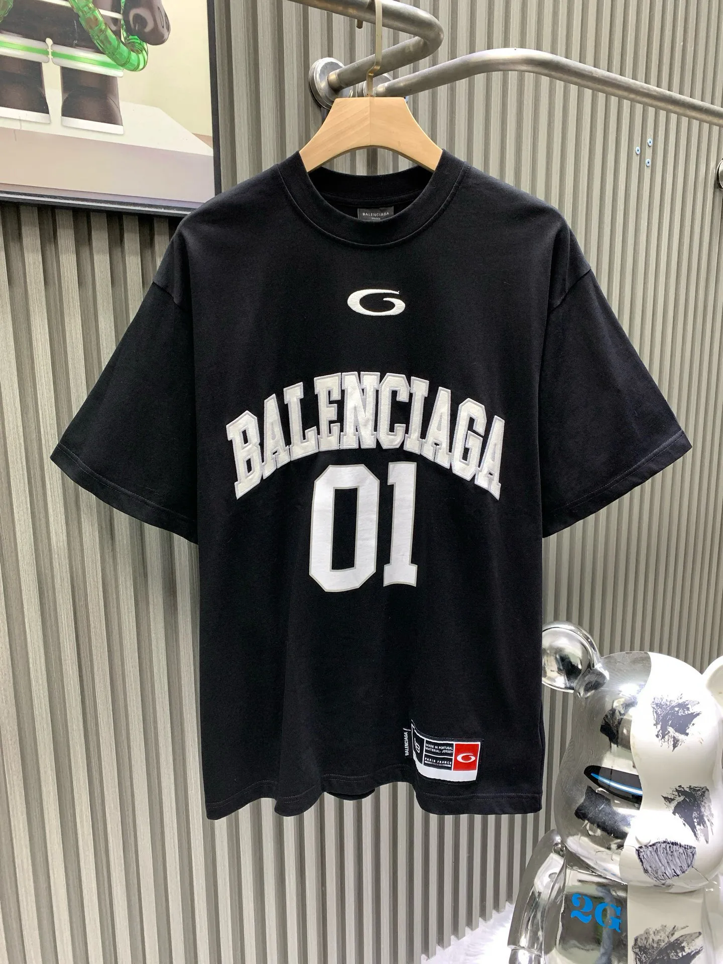 🅿️280 🀄️ BALENCIAGA Paris 25SS basketball 01 embroidered printed short-sleeved BALENCI*GA Paris# The front panel uses burnt flower technology + Tajima machine appliqué technology + the front and rear panels use imported glue printing technology. Original purchase of 7,000. Made of specific heavyweight 16S280g fine cotton plain knitted custom-dyed fabric. The custom-woven cross brace ribs are dyed in the same cylinder to ensure no color difference. The semi-high and narrow edges are trimmed following the original process. The front uses tatami embroidery method to first embroider white letters and then lay the gasket for the second layer of gray embroidery. The "01" letter art print on the front is hand-made screen printing. The original color is specially blended with the same color glue material. The hem is customized with a joint series of woven labeling machines. The back shoulder is double chain stitched. The upright tailoring is straight and the details are restored. The latest version and the latest technology The upper body is highly recognizable and is exclusively produced.