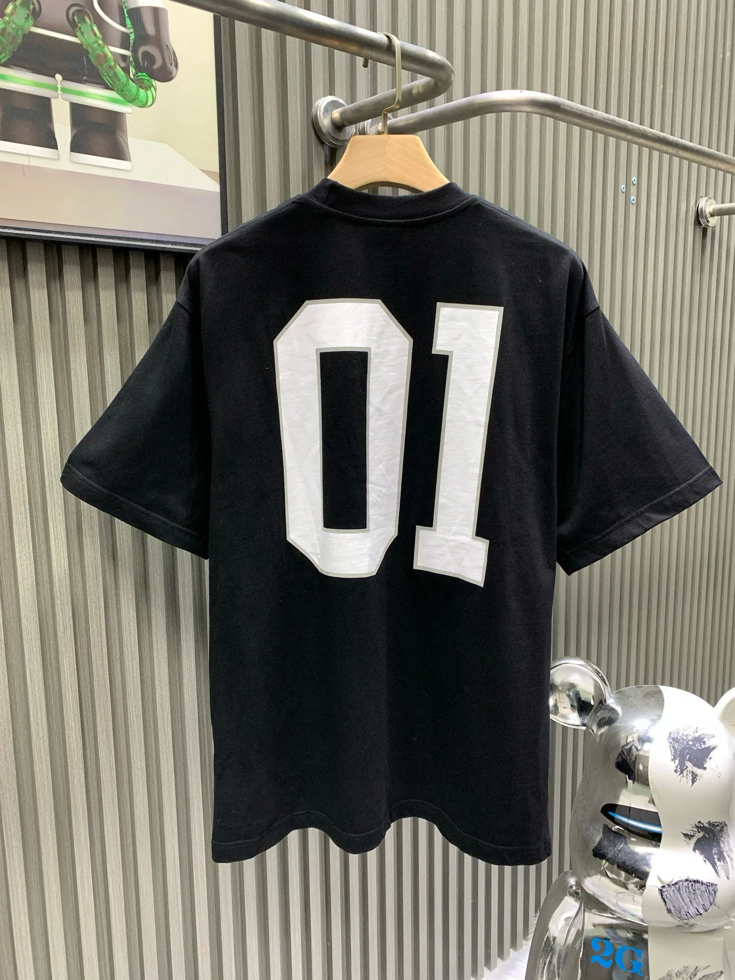 🅿️280 🀄️ BALENCIAGA Paris 25SS basketball 01 embroidered printed short-sleeved BALENCI*GA Paris# The front panel uses burnt flower technology + Tajima machine appliqué technology + the front and rear panels use imported glue printing technology. Original purchase of 7,000. Made of specific heavyweight 16S280g fine cotton plain knitted custom-dyed fabric. The custom-woven cross brace ribs are dyed in the same cylinder to ensure no color difference. The semi-high and narrow edges are trimmed following the original process. The front uses tatami embroidery method to first embroider white letters and then lay the gasket for the second layer of gray embroidery. The "01" letter art print on the front is hand-made screen printing. The original color is specially blended with the same color glue material. The hem is customized with a joint series of woven labeling machines. The back shoulder is double chain stitched. The upright tailoring is straight and the details are restored. The latest version and the latest technology The upper body is highly recognizable and is exclusively produced.