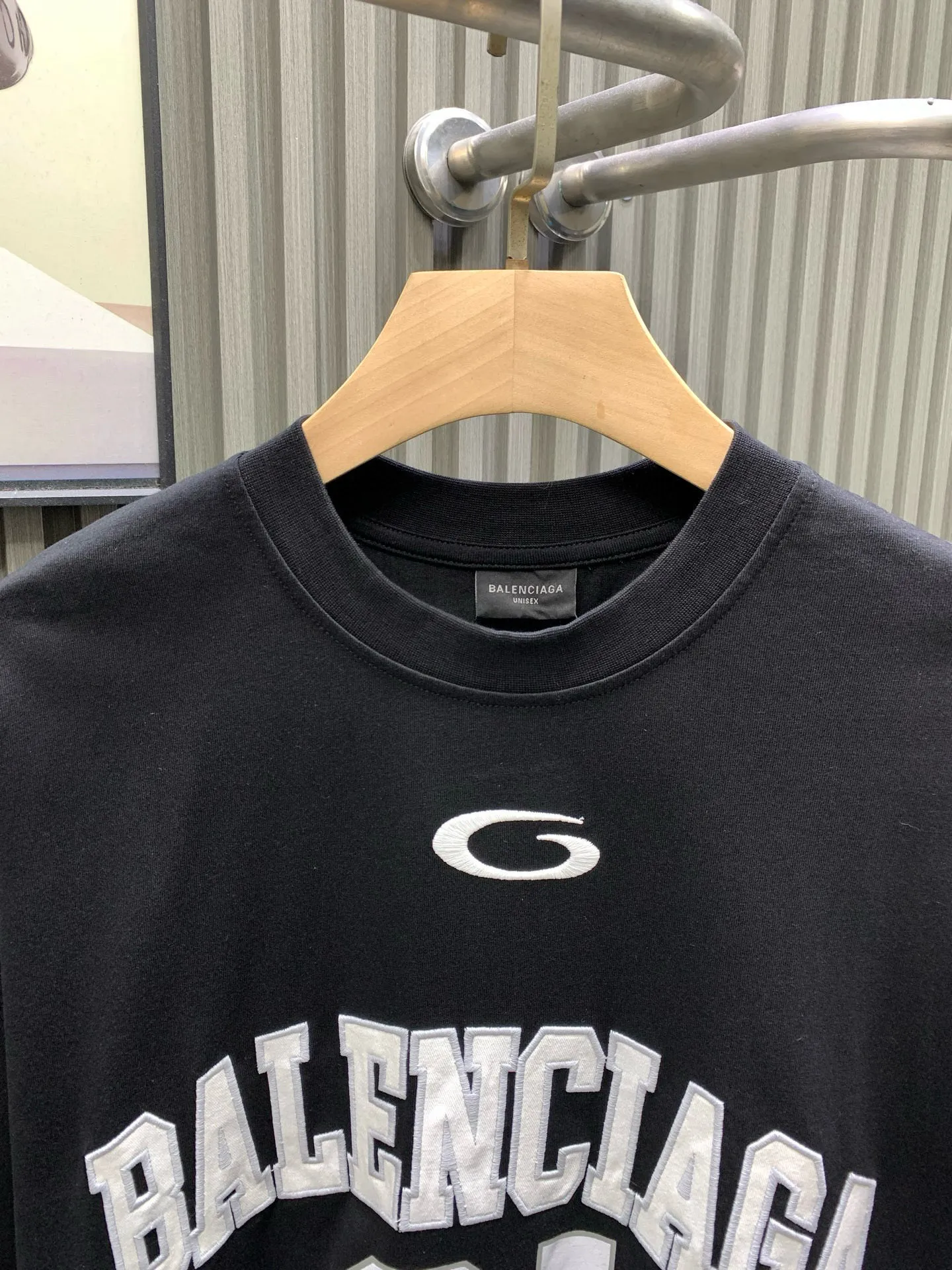 🅿️280 🀄️ BALENCIAGA Paris 25SS basketball 01 embroidered printed short-sleeved BALENCI*GA Paris# The front panel uses burnt flower technology + Tajima machine appliqué technology + the front and rear panels use imported glue printing technology. Original purchase of 7,000. Made of specific heavyweight 16S280g fine cotton plain knitted custom-dyed fabric. The custom-woven cross brace ribs are dyed in the same cylinder to ensure no color difference. The semi-high and narrow edges are trimmed following the original process. The front uses tatami embroidery method to first embroider white letters and then lay the gasket for the second layer of gray embroidery. The "01" letter art print on the front is hand-made screen printing. The original color is specially blended with the same color glue material. The hem is customized with a joint series of woven labeling machines. The back shoulder is double chain stitched. The upright tailoring is straight and the details are restored. The latest version and the latest technology The upper body is highly recognizable and is exclusively produced.