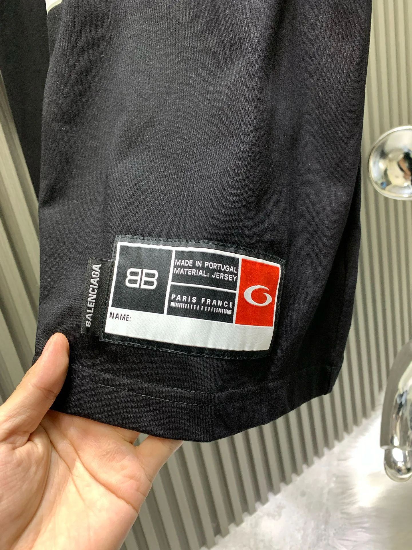 🅿️280 🀄️ BALENCIAGA Paris 25SS basketball 01 embroidered printed short-sleeved BALENCI*GA Paris# The front panel uses burnt flower technology + Tajima machine appliqué technology + the front and rear panels use imported glue printing technology. Original purchase of 7,000. Made of specific heavyweight 16S280g fine cotton plain knitted custom-dyed fabric. The custom-woven cross brace ribs are dyed in the same cylinder to ensure no color difference. The semi-high and narrow edges are trimmed following the original process. The front uses tatami embroidery method to first embroider white letters and then lay the gasket for the second layer of gray embroidery. The "01" letter art print on the front is hand-made screen printing. The original color is specially blended with the same color glue material. The hem is customized with a joint series of woven labeling machines. The back shoulder is double chain stitched. The upright tailoring is straight and the details are restored. The latest version and the latest technology The upper body is highly recognizable and is exclusively produced.