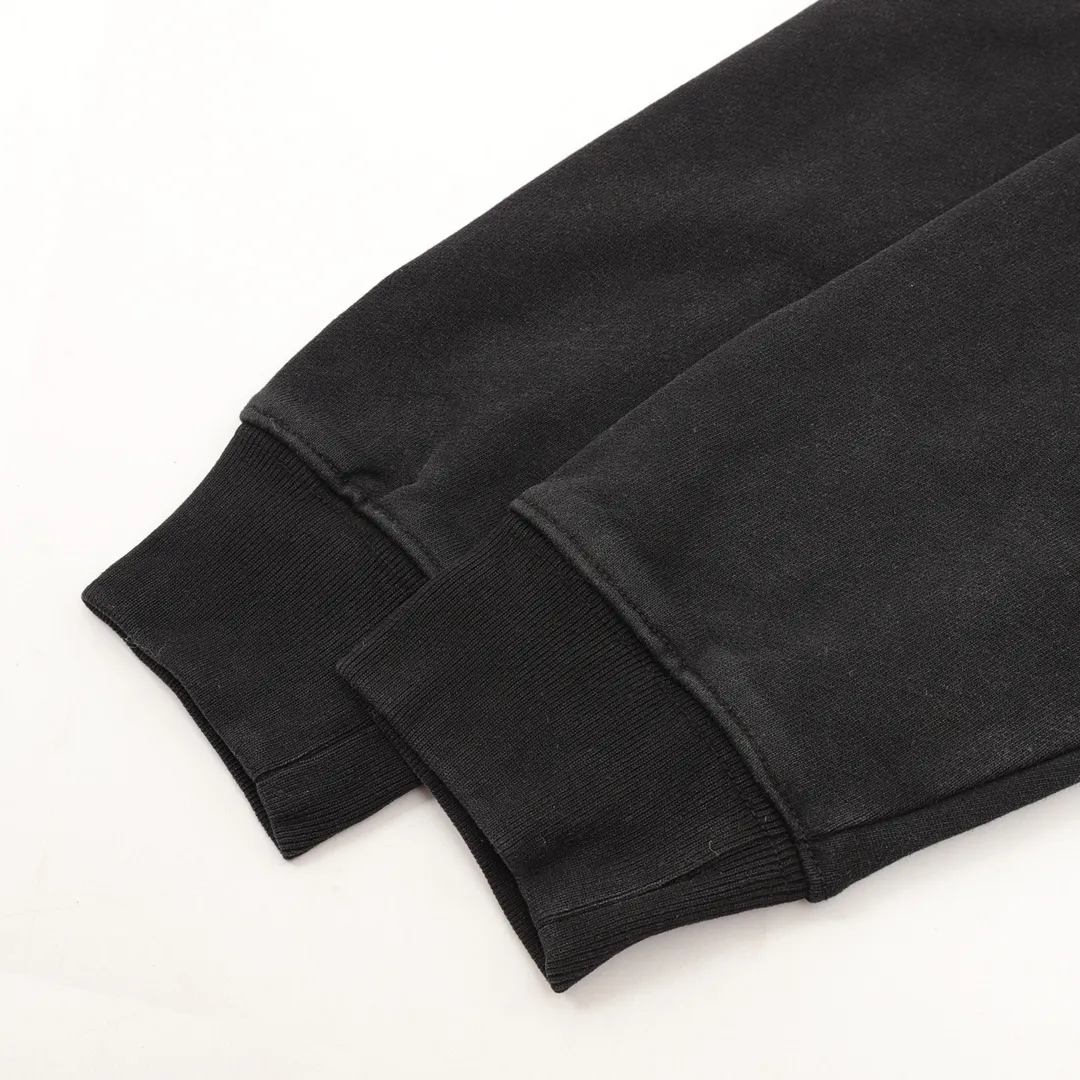 🅿️520 Balenciaga Gradient washed barrage printed round neck sweatshirt. Customized high-weight knitted cotton fabric is carefully made. It feels particularly solid, has a full texture, is soft and delicate, and is comfortable for the upper body. It has excellent moisture absorption and perspiration performance, and is not stuffy! The logo written in cursive on the chest is very conspicuous, and the gradient is washed and destroyed, making it highly recognizable! The loose OS cut is in line with the current trend aesthetic. It is very tolerant and can be easily styled if you wear it casually! size：S-L