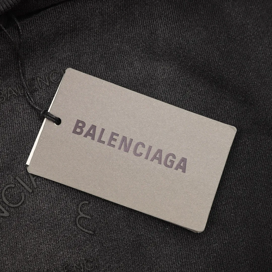 🅿️520 Balenciaga Gradient washed barrage printed round neck sweatshirt. Customized high-weight knitted cotton fabric is carefully made. It feels particularly solid, has a full texture, is soft and delicate, and is comfortable for the upper body. It has excellent moisture absorption and perspiration performance, and is not stuffy! The logo written in cursive on the chest is very conspicuous, and the gradient is washed and destroyed, making it highly recognizable! The loose OS cut is in line with the current trend aesthetic. It is very tolerant and can be easily styled if you wear it casually! size：S-L