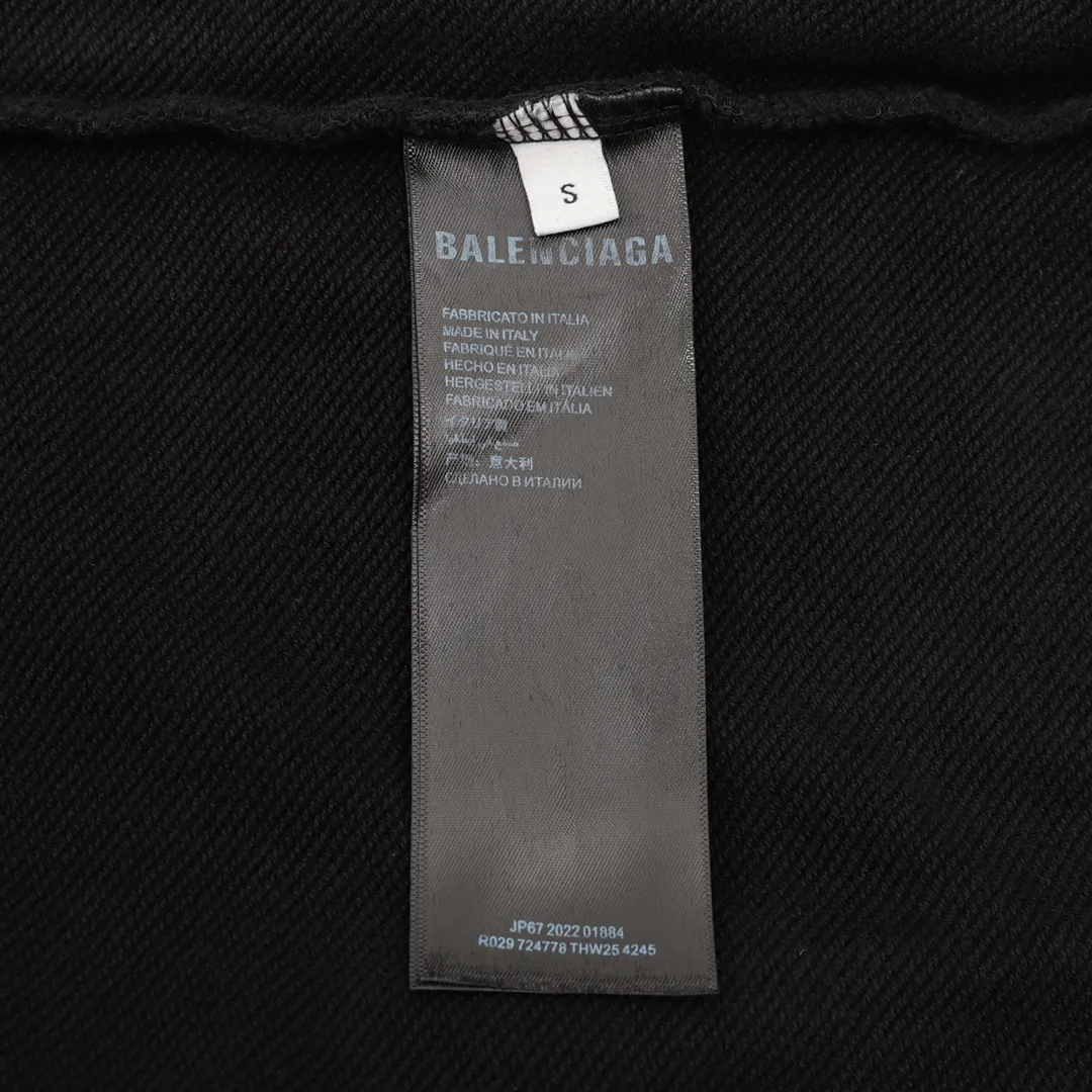 🅿️520 Balenciaga Gradient washed barrage printed round neck sweatshirt. Customized high-weight knitted cotton fabric is carefully made. It feels particularly solid, has a full texture, is soft and delicate, and is comfortable for the upper body. It has excellent moisture absorption and perspiration performance, and is not stuffy! The logo written in cursive on the chest is very conspicuous, and the gradient is washed and destroyed, making it highly recognizable! The loose OS cut is in line with the current trend aesthetic. It is very tolerant and can be easily styled if you wear it casually! size：S-L